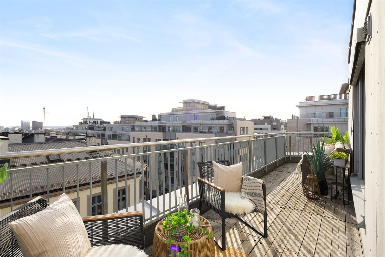 Privat sydvestvendt terrasse på ca. 19 m²! Åpen utsikt over barcode / Oslofjorden og har utgang fra stue. Foto: Junaid Hanif Galleribilde