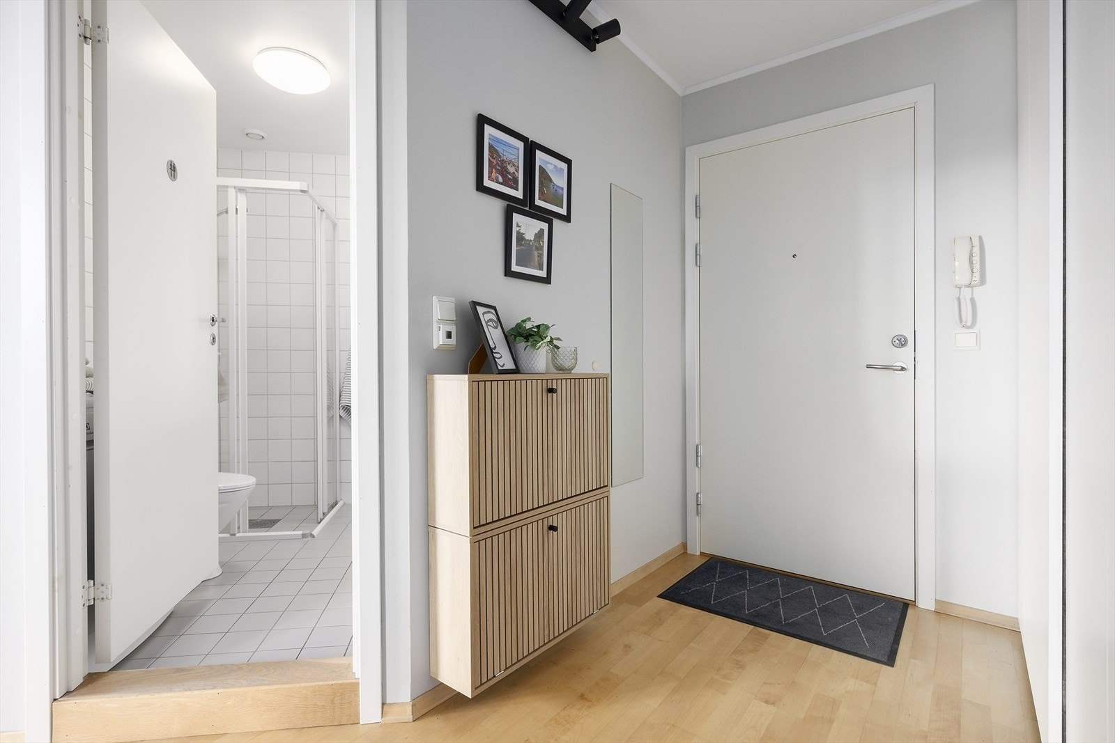 Entré/gang gir en ryddig adkomst til boligen, og gangen ble malt i 2025. Praktisk skap for sko og annet Galleribilde