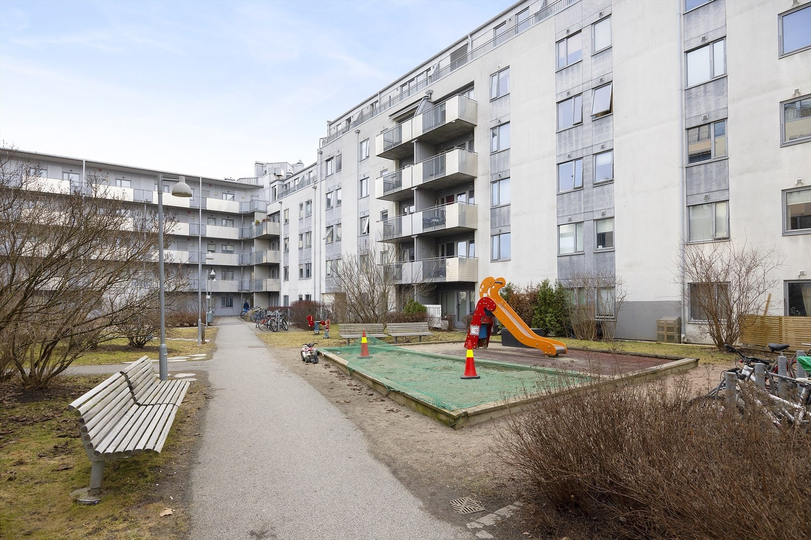 Fasade mot sameiets opparbeidede gårdsrom med grøntarealer og lekeplass, i et etablert boligmiljø i Ringnes Park Øst 6 Sameie Galleribilde