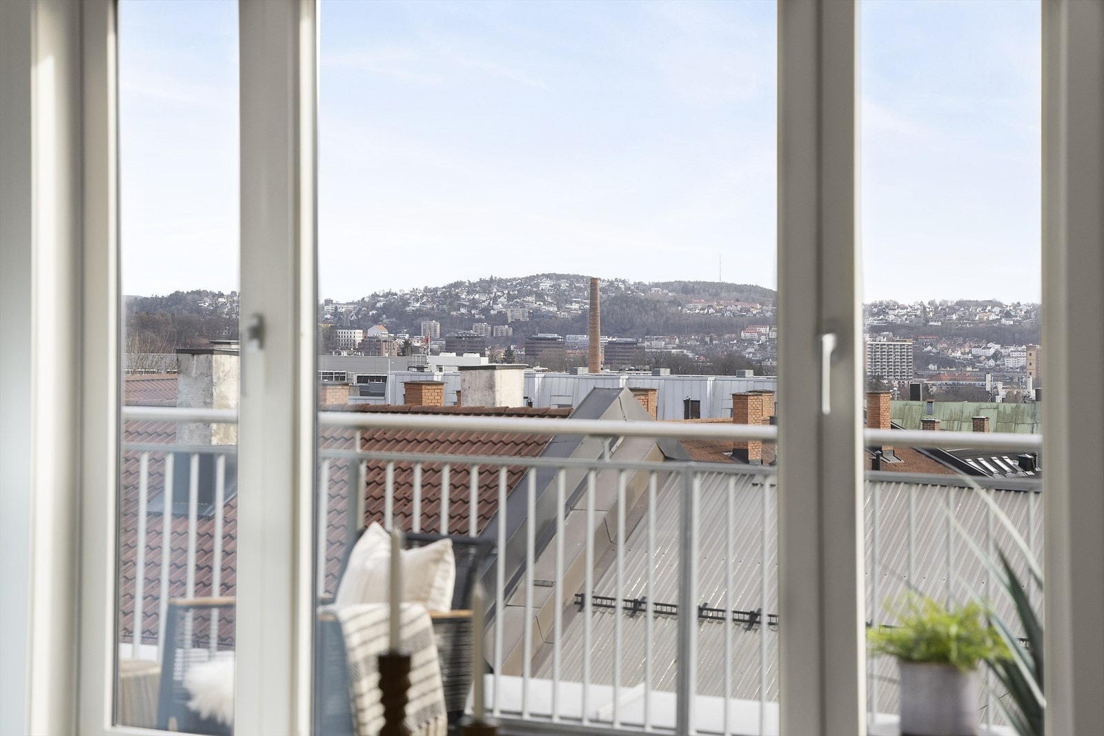 Fra terrassen er det utsyn over bybildet, og selger beskriver boligen som lys, solrik og med prima beliggenhet Galleribilde