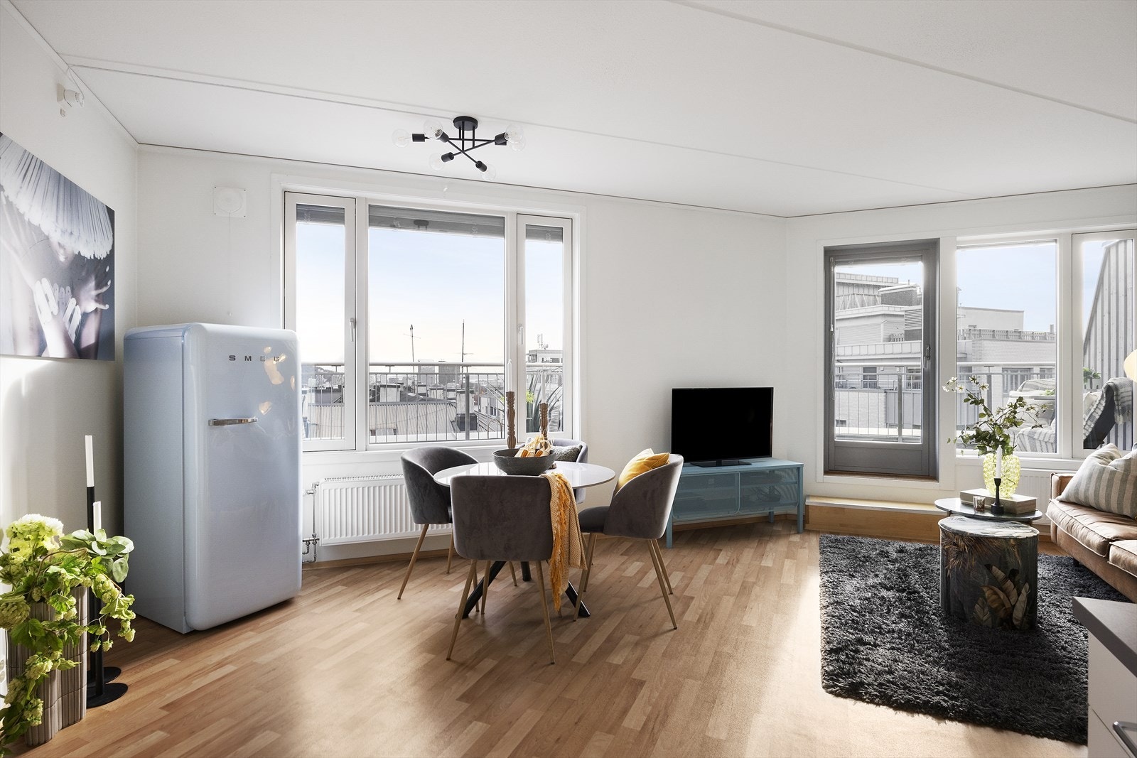 Oppholdsrommet har en åpen og fleksibel planløsning med naturlig plass til både sofagruppe og spiseplass Galleribilde