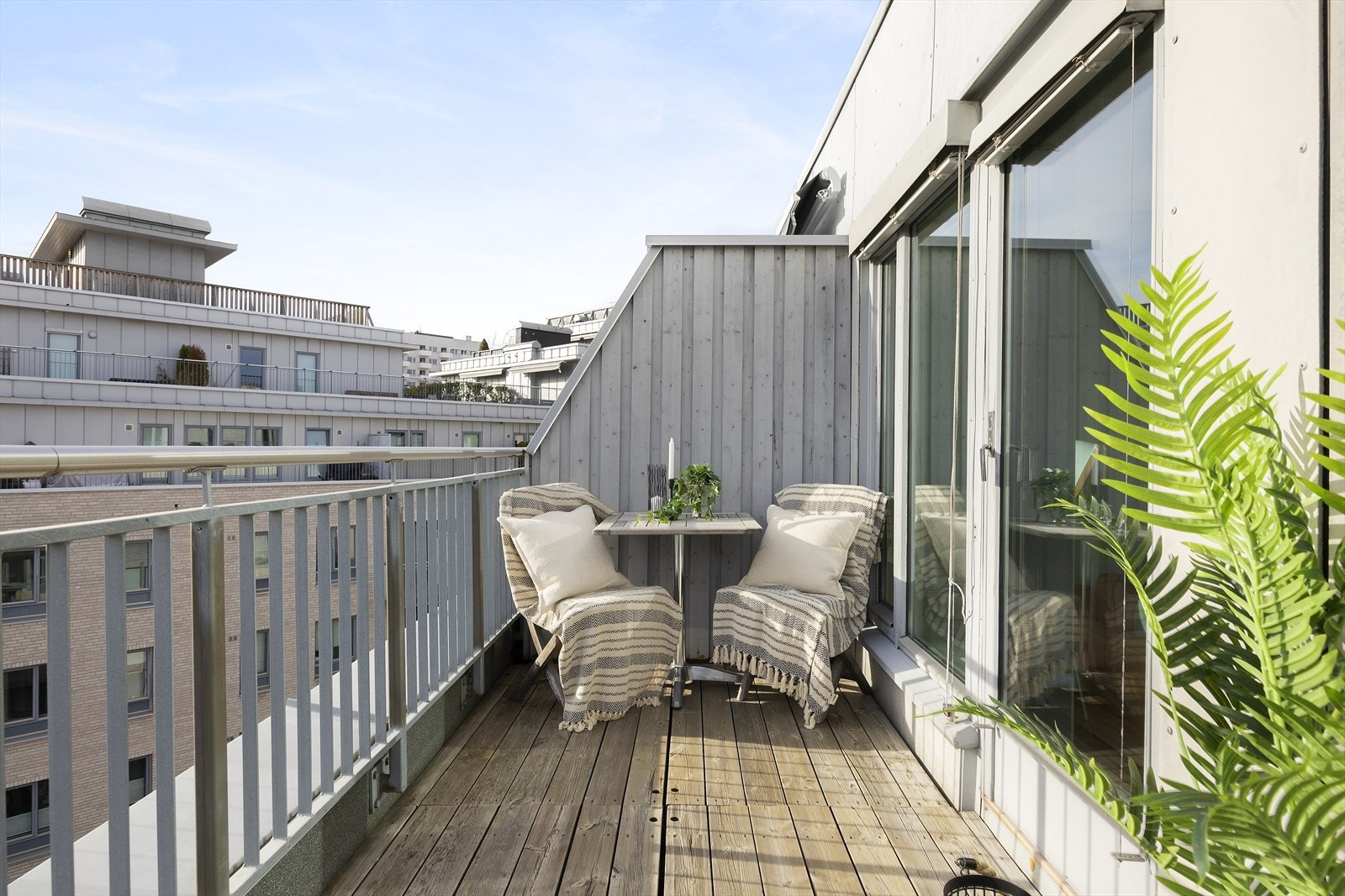 Solen følger terrassen som egner seg godt til sittegrupper og avslapning i sommerhalvåret Galleribilde