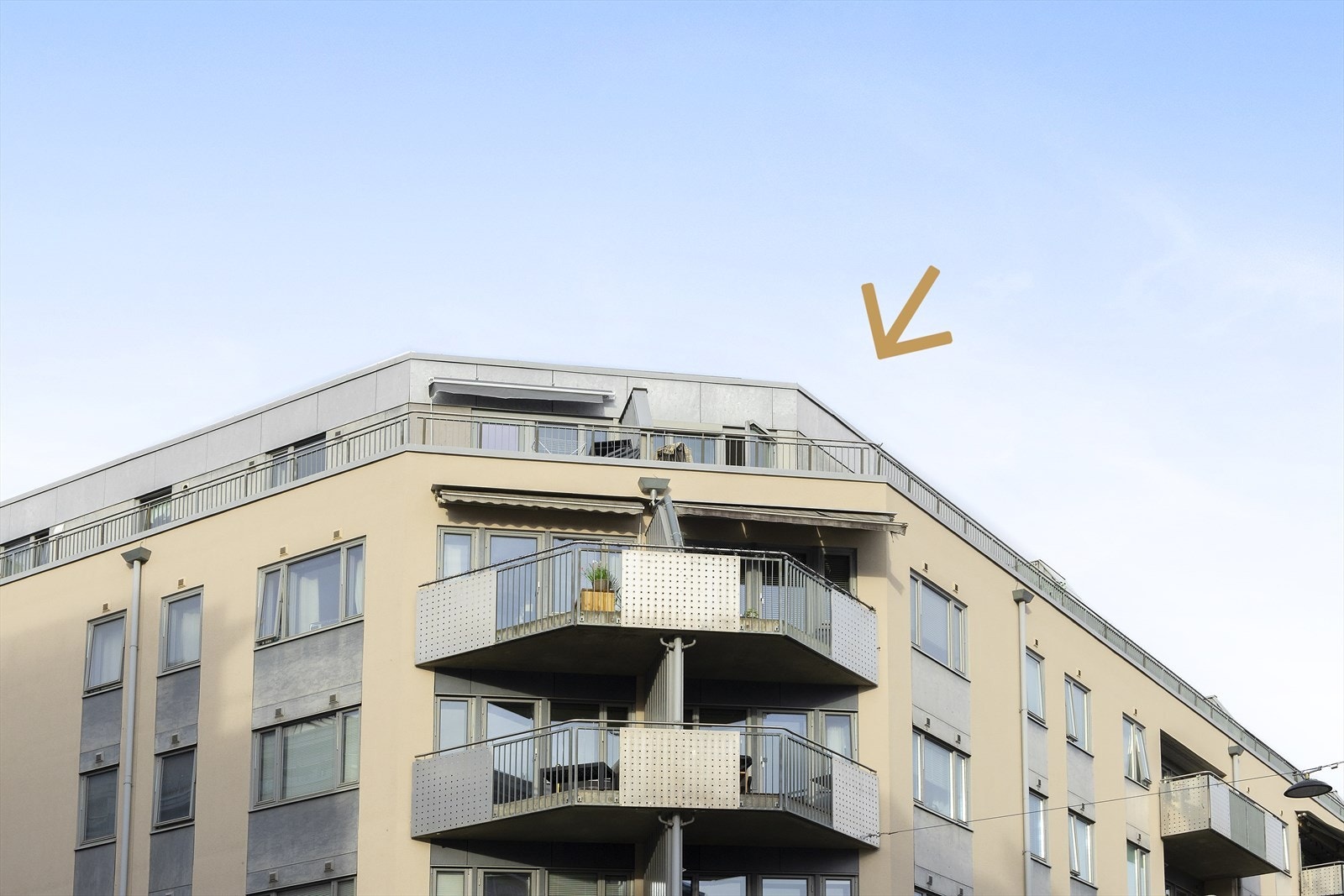 Fasadebilde. Leiligheten ligger skjermet til på toppen av bygget. Galleribilde