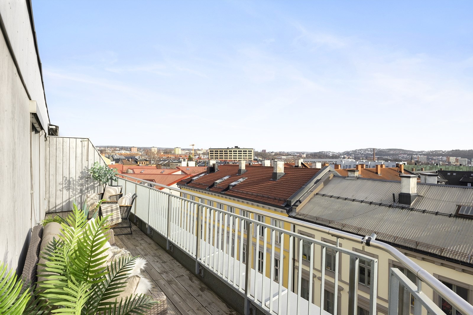 Terrassen strekker seg langs fasaden og gir god plass til beplantning og skjermet uteopphold Galleribilde