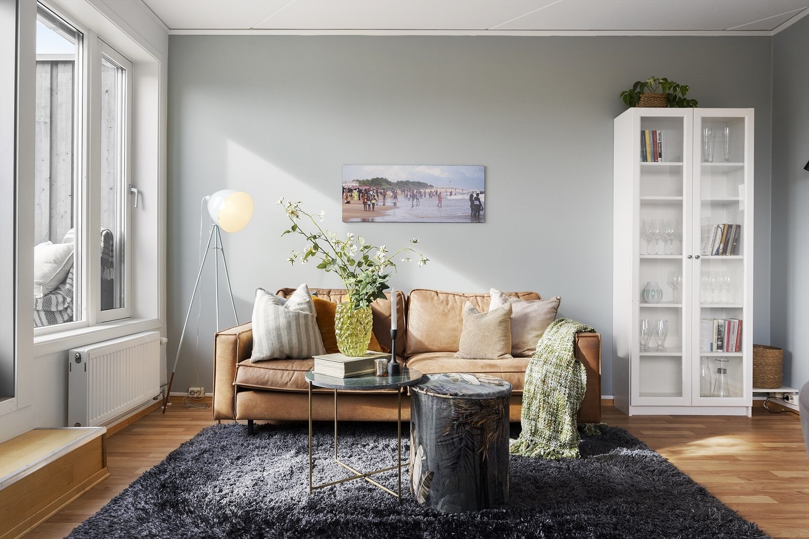 Lys og innbydende stue med store vindusflater og god plass til møblering Galleribilde