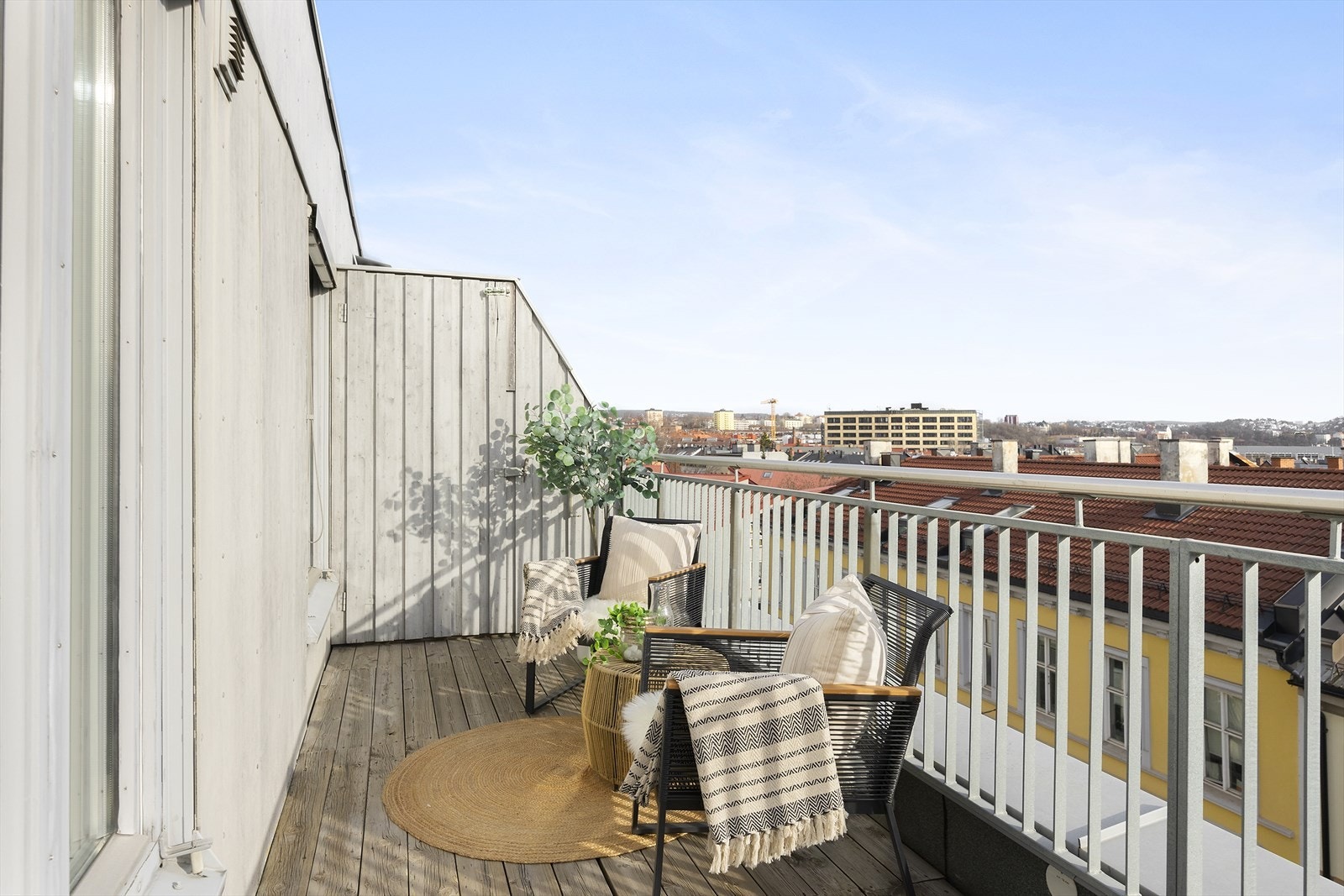 Det er et oppbevaringsskap i skilleveggen. Meget praktisk til utemøbler Galleribilde