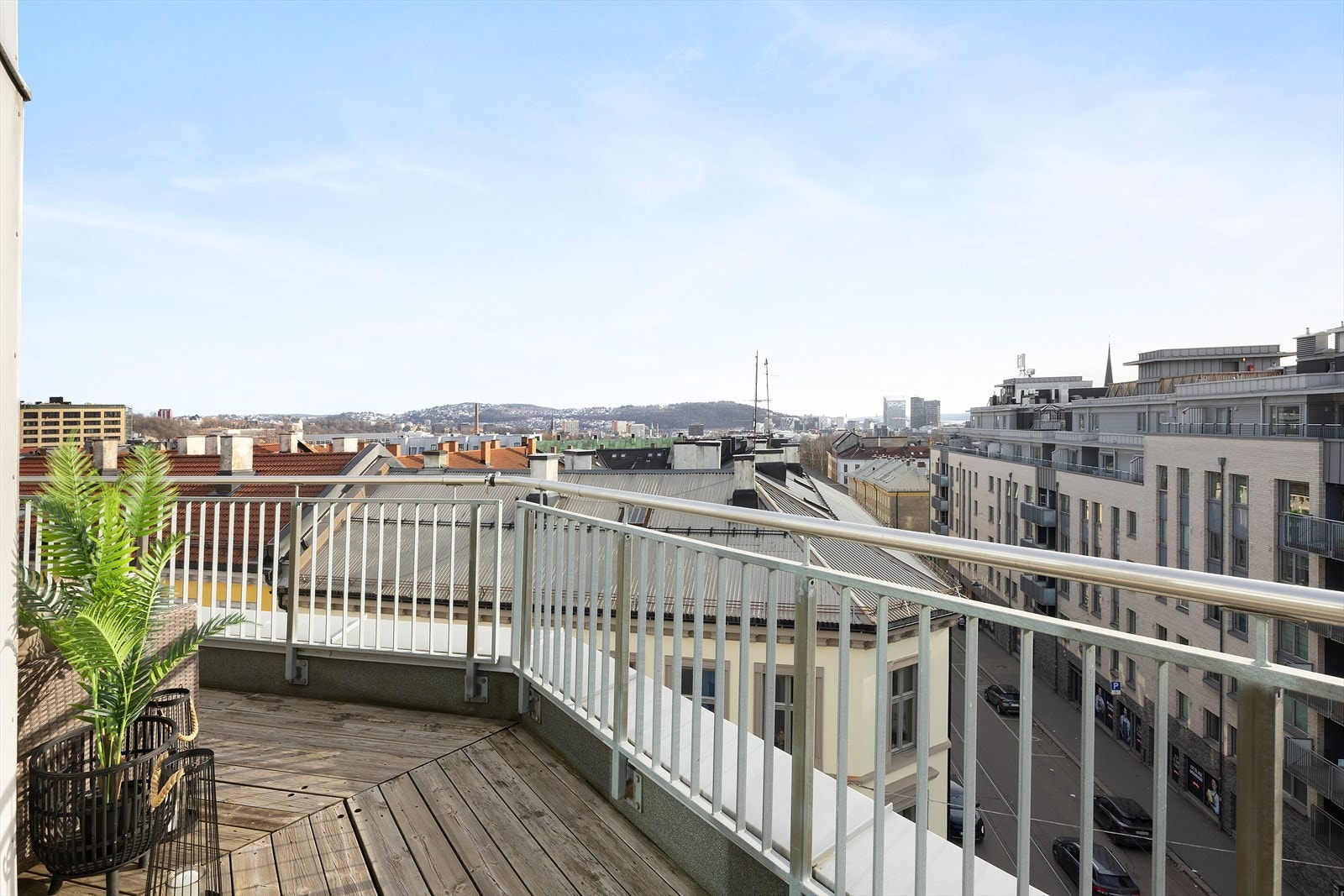 Fra denne delen av terrassen får man et bredt utsyn over nærliggende bebyggelse og takflater Galleribilde