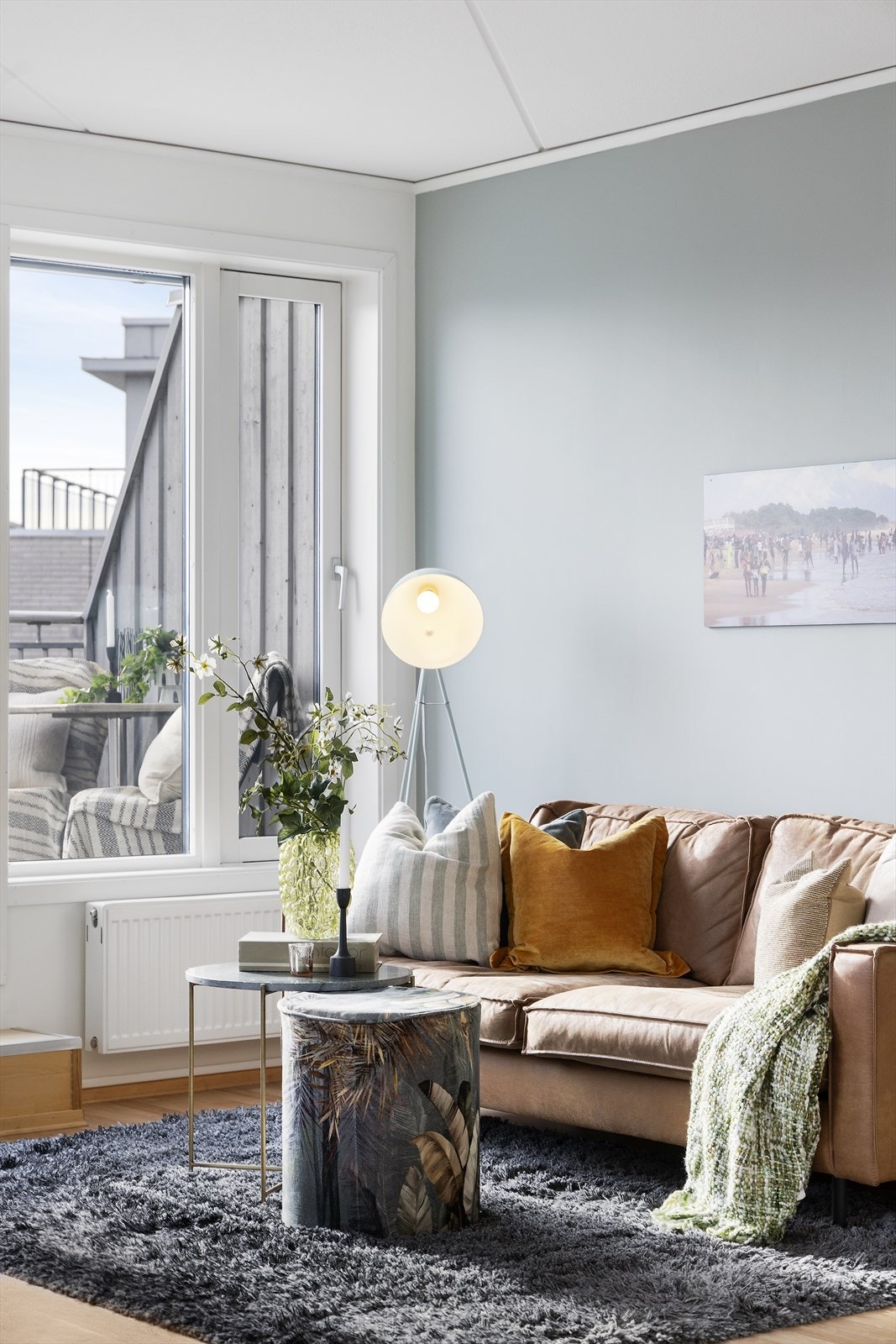 Stuen oppleves lys og luftig, og selger fremhever både utsikten, terrassen og den solrike beliggenheten som noen av boligens kvaliteter Galleribilde