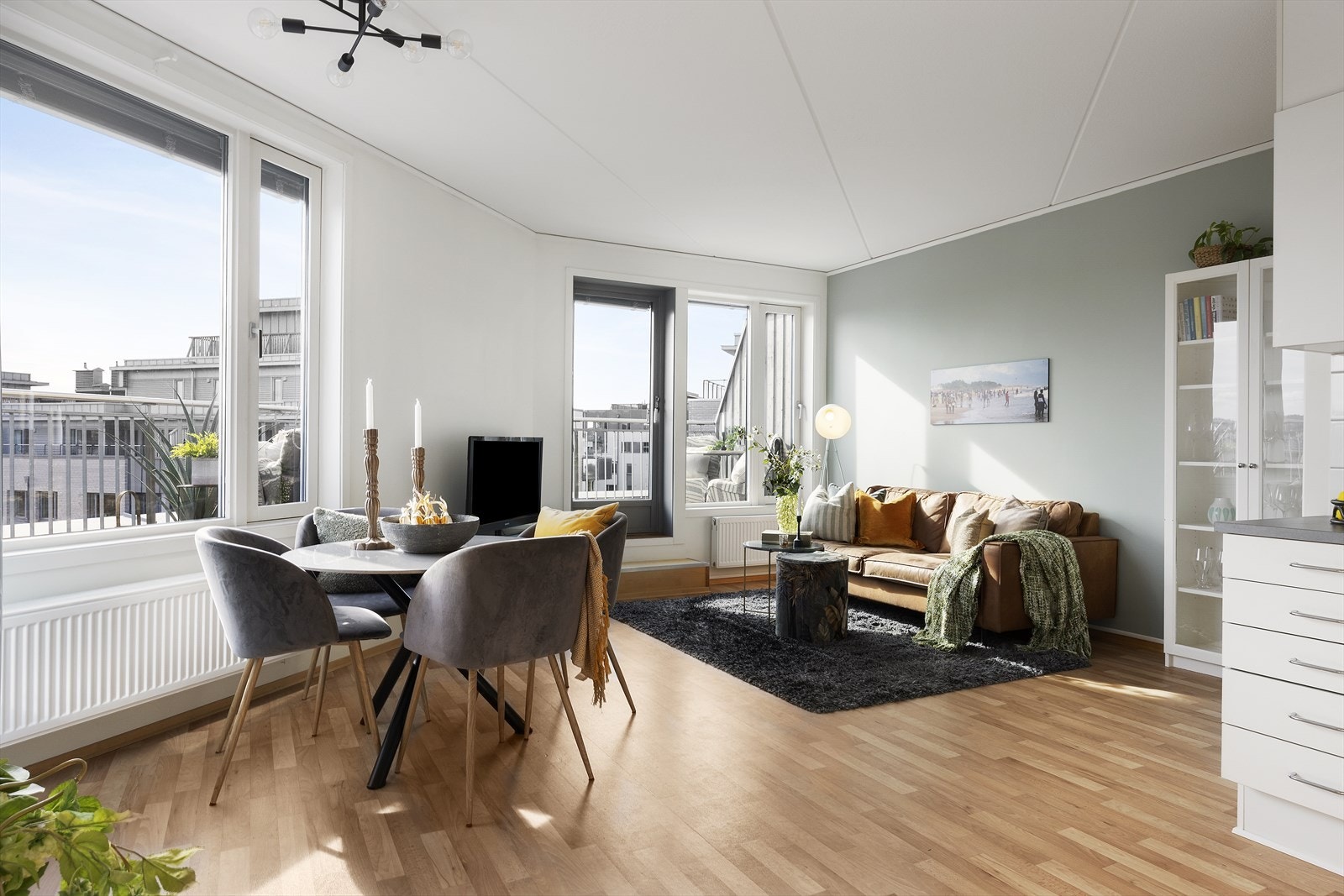 Moderne leilighet med åpen stue/kjøkken med takhøyde på ca 2,65m. Her har du alt som skal til for å stortrives! Galleribilde