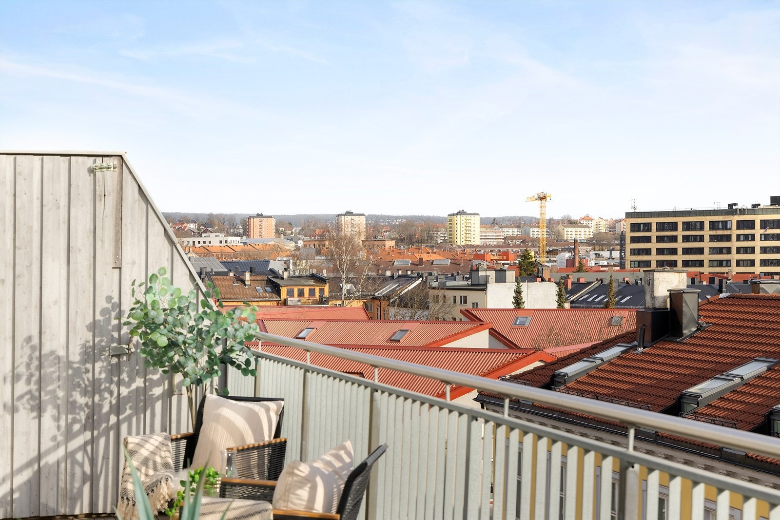 Boligen ligger sentralt til, med kort vei til butikker, treningssenter, kollektivtransport og turmuligheter langs Akerselva Galleribilde