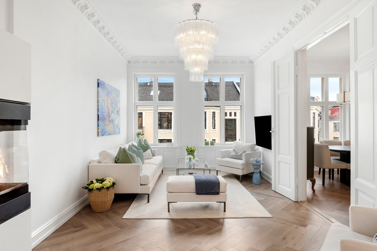 Vakker stukkatur og lekkert gulv i stuen. Galleribilde