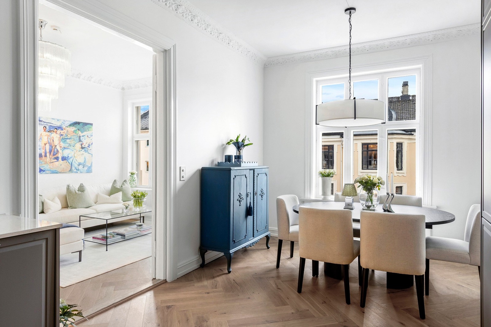 Stort vindu gir godt med lys i spisestuen Galleribilde