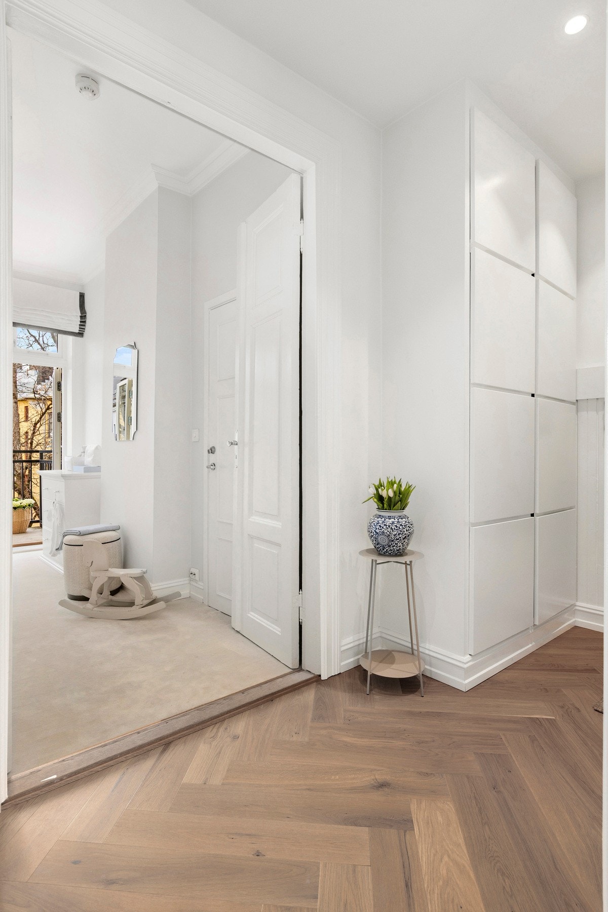 Stor garderobe i entréen. Galleribilde