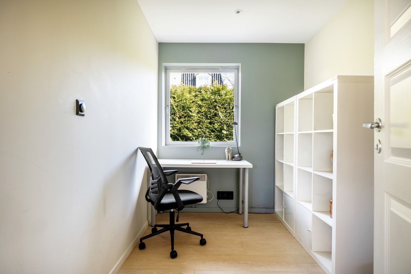 Mellom stue og kjøkken er det et praktisk kontor Galleribilde