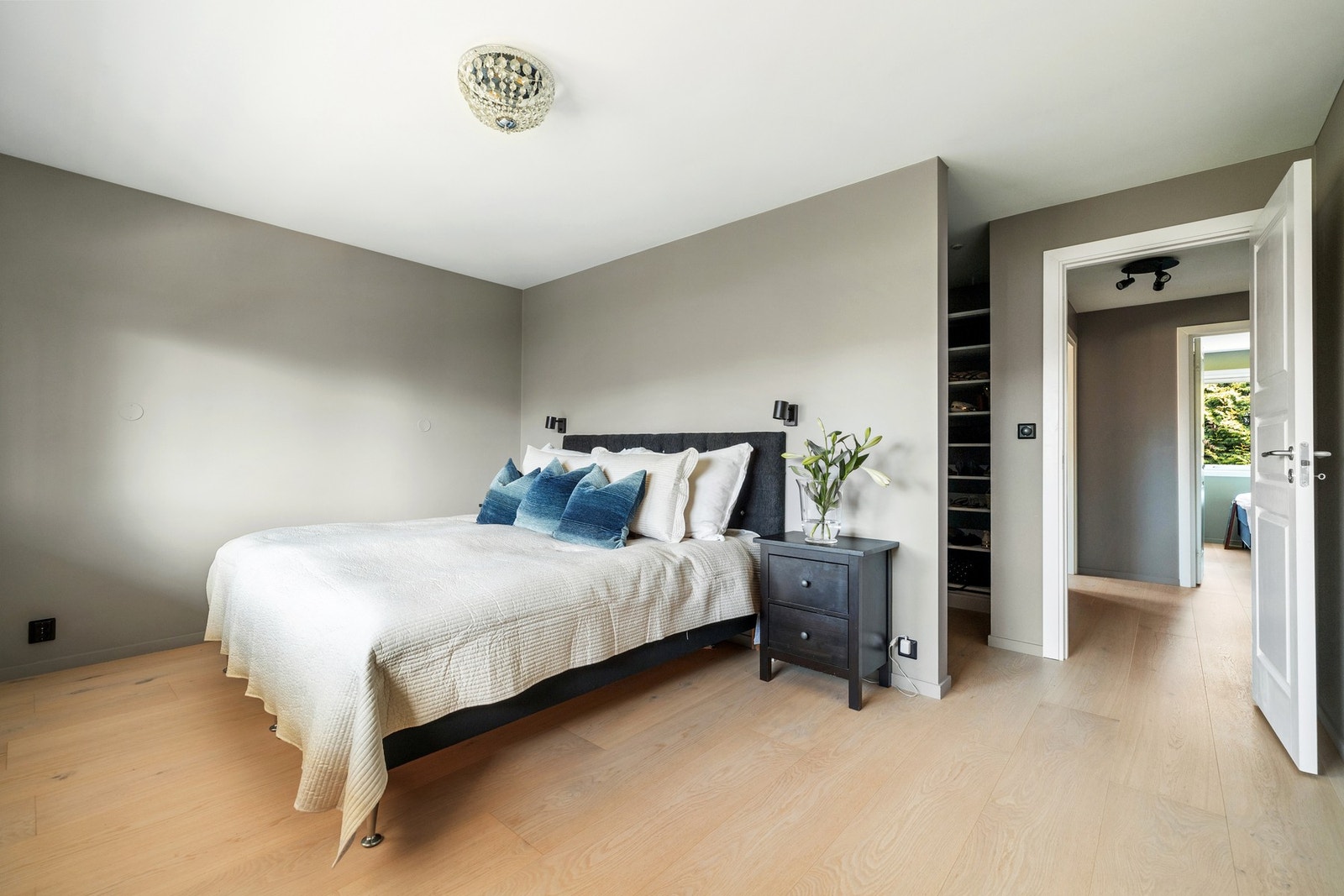 Fra hovedsoverommet er det direkte adkomst til walk-in garderobe Galleribilde