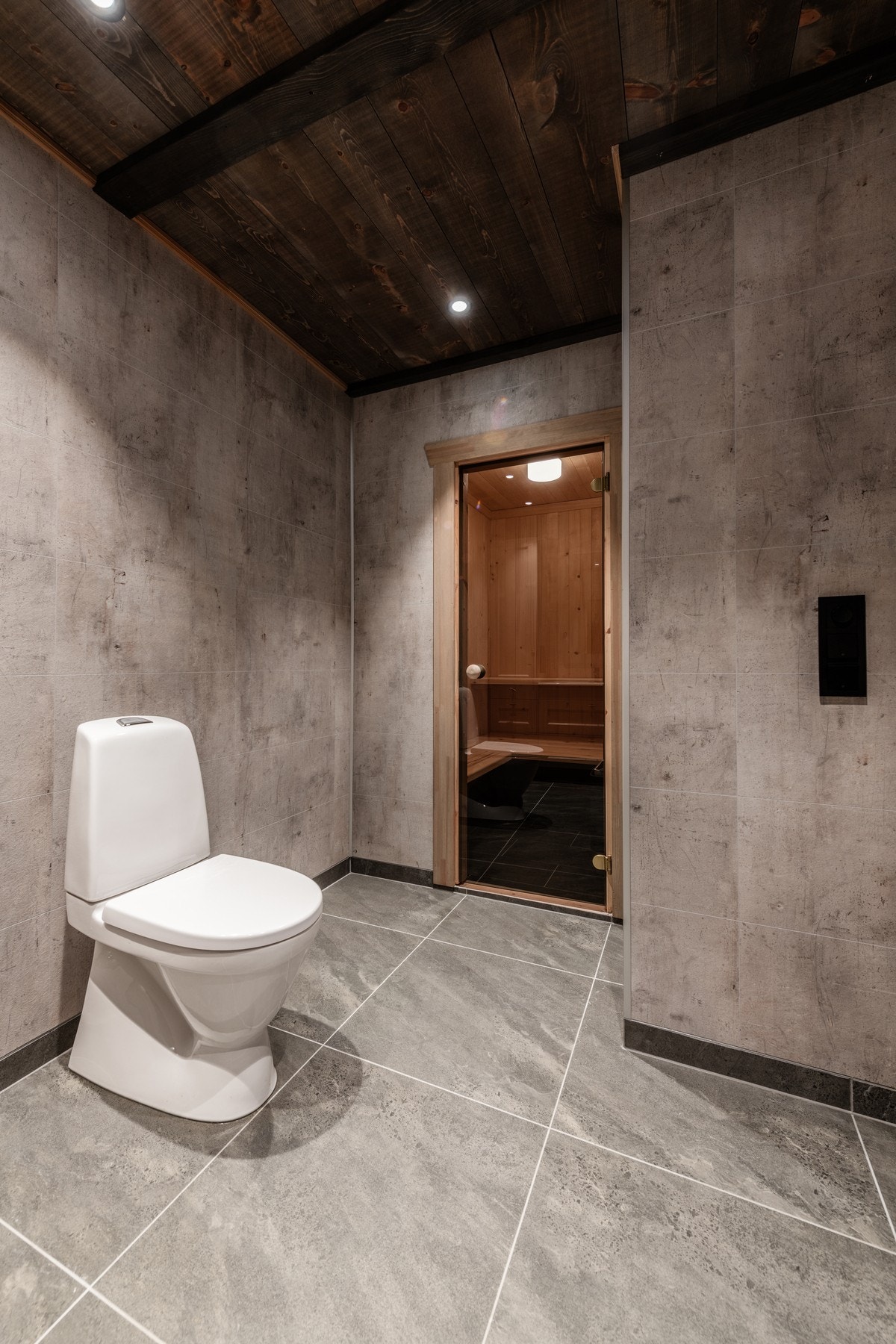 Badet i underetasjen har våtromsplater på vegger, fliser på gulv og panel i himling. Tilkomst til badstue Galleribilde