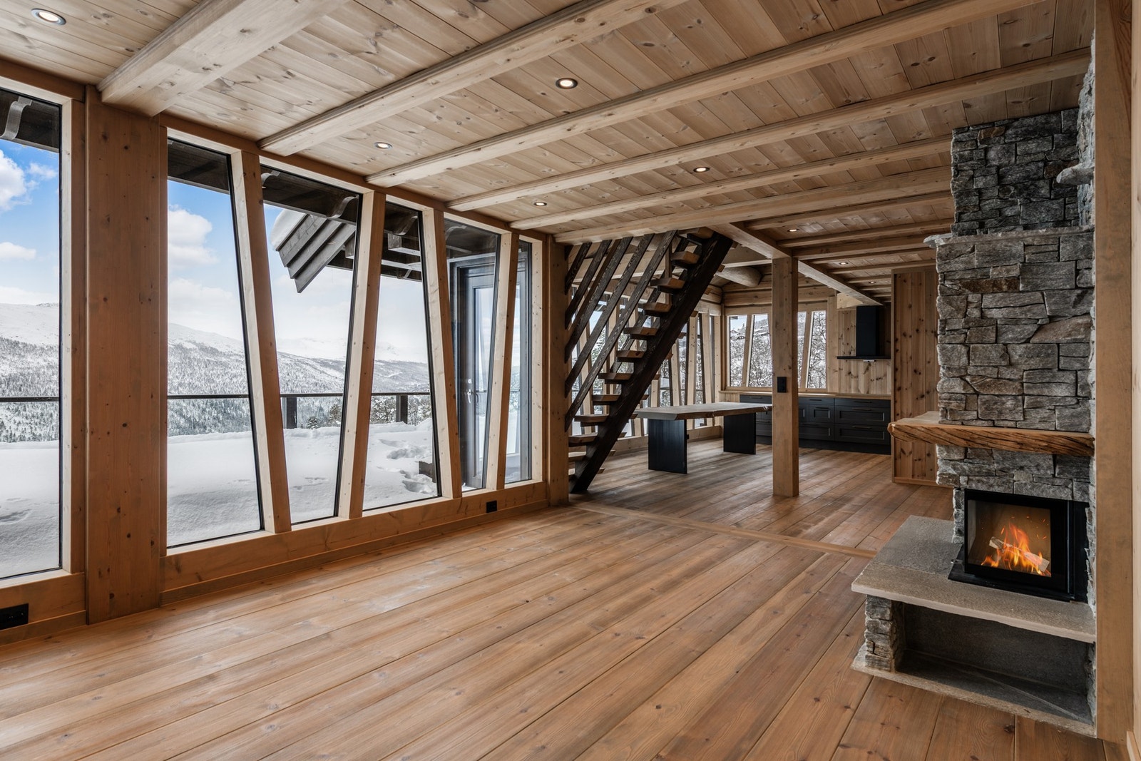 Store vindusflater som slipper fjellets skiftende lys inn - og lar roen fylle rommet Galleribilde
