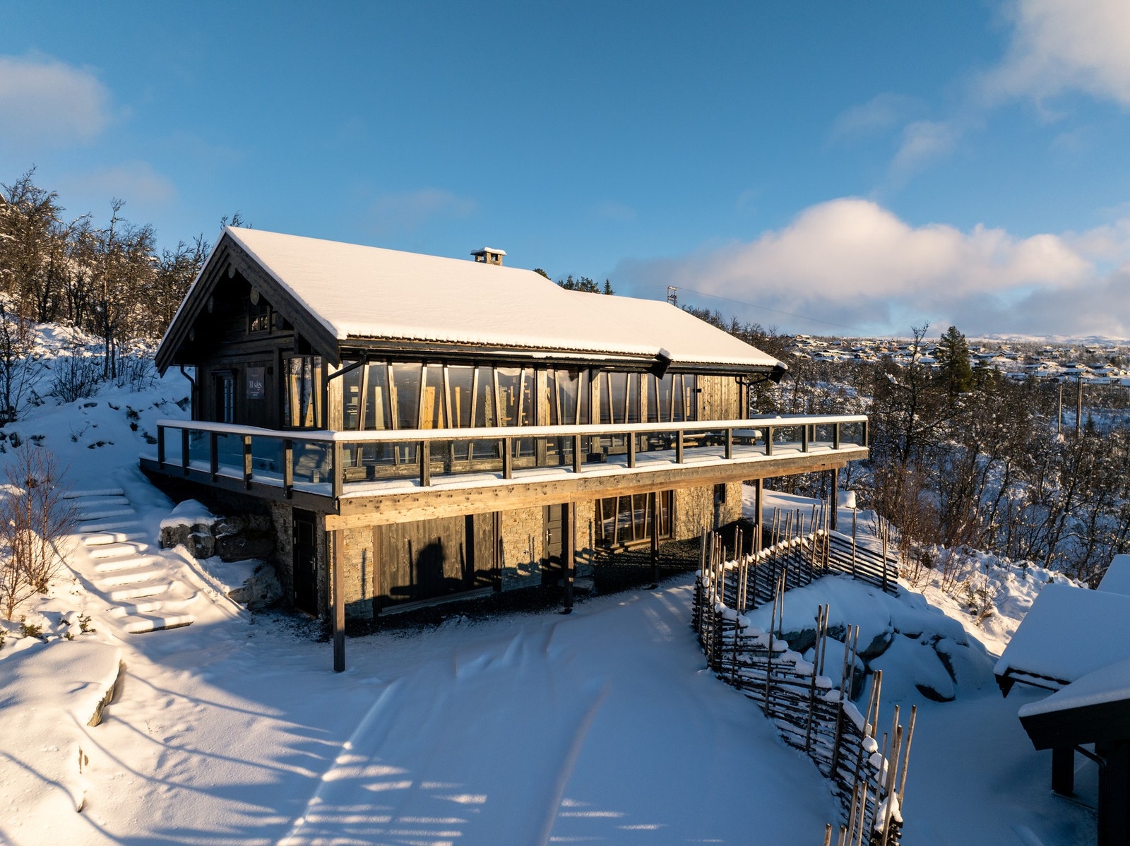 Påkostet eiendom med flotte og solrike utearealer med balkong og terrasse Galleribilde
