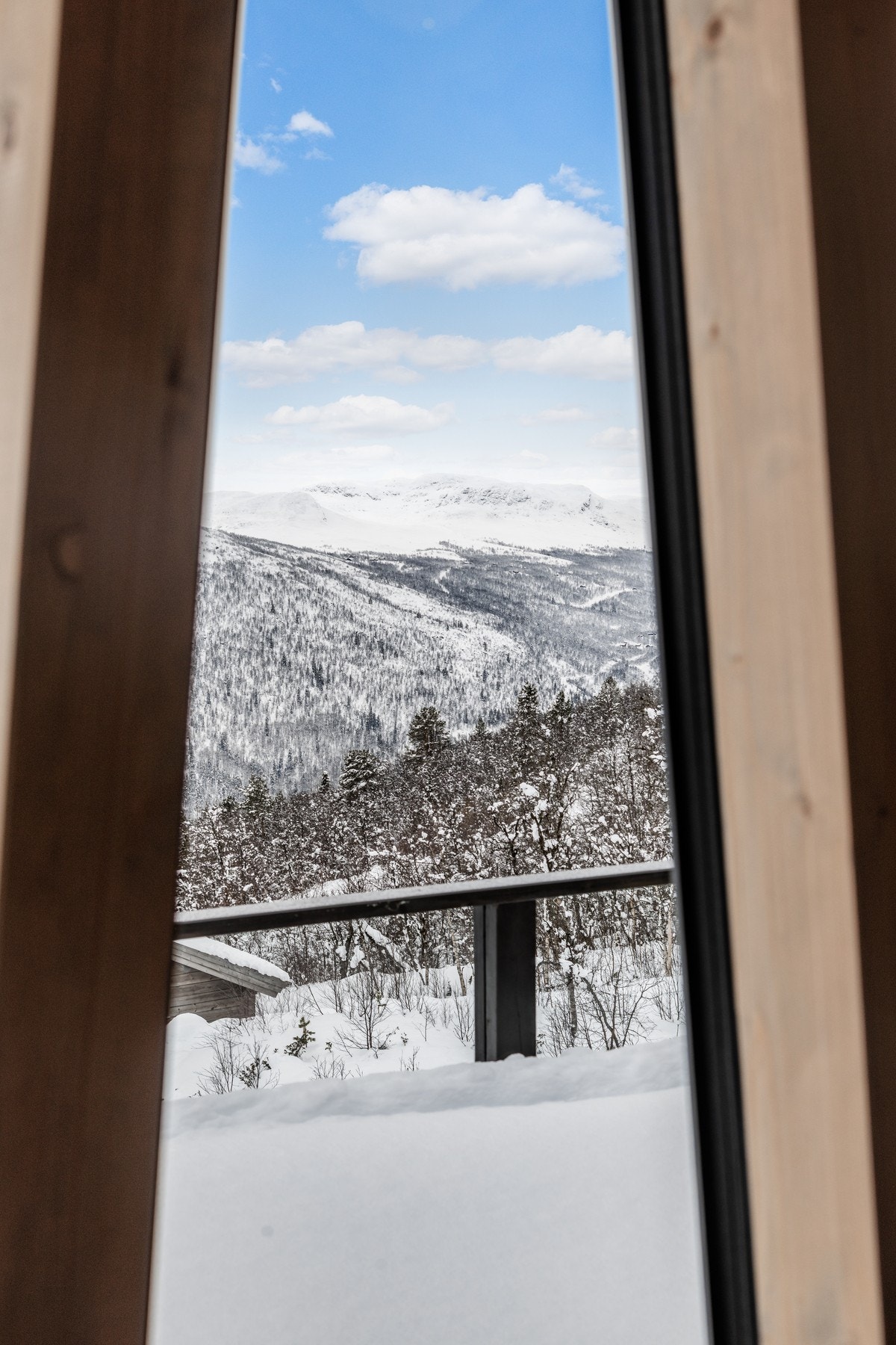 Lekre detaljer i hytten som rammer inn den fantastiske horisonten Galleribilde
