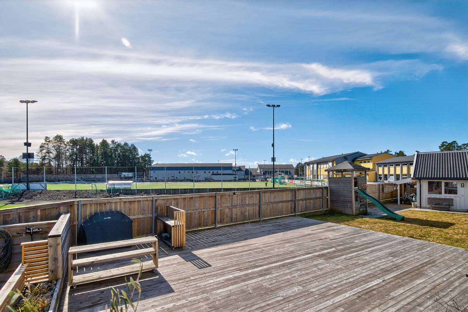 Boligen grenser inn mot Landvik skole og idressanlegget Galleribilde