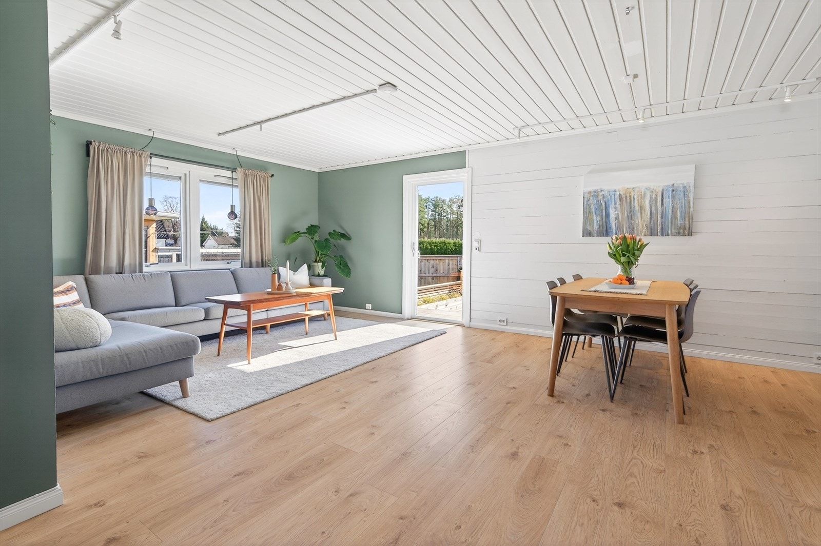 Romslig dagligstue/spisestue med utgang til platting og hage Galleribilde