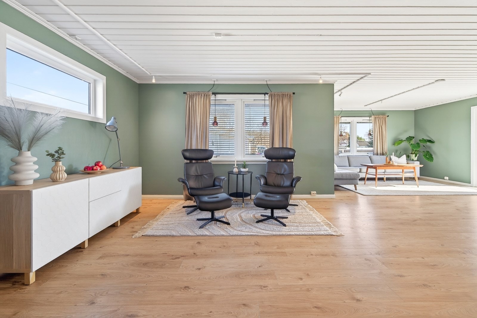 Boligen har en romslig stue med flere avdelinger Galleribilde