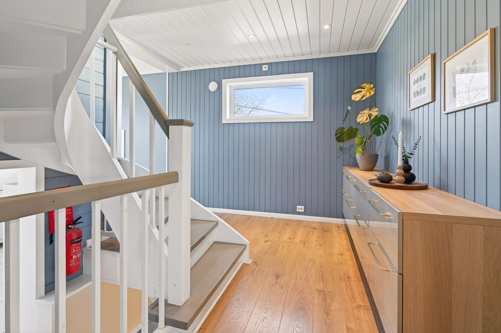 I gangen er det en åpen løsning som gir luft og lys mellom etasjeplanene Galleribilde