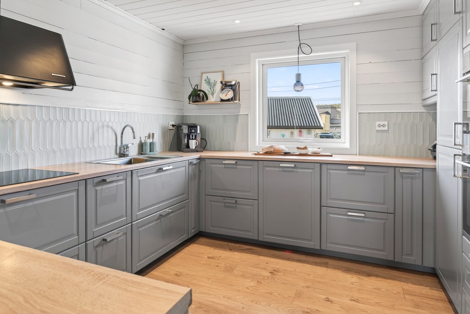 Her er godt med skuffer og skap samt solid benkeplass Galleribilde