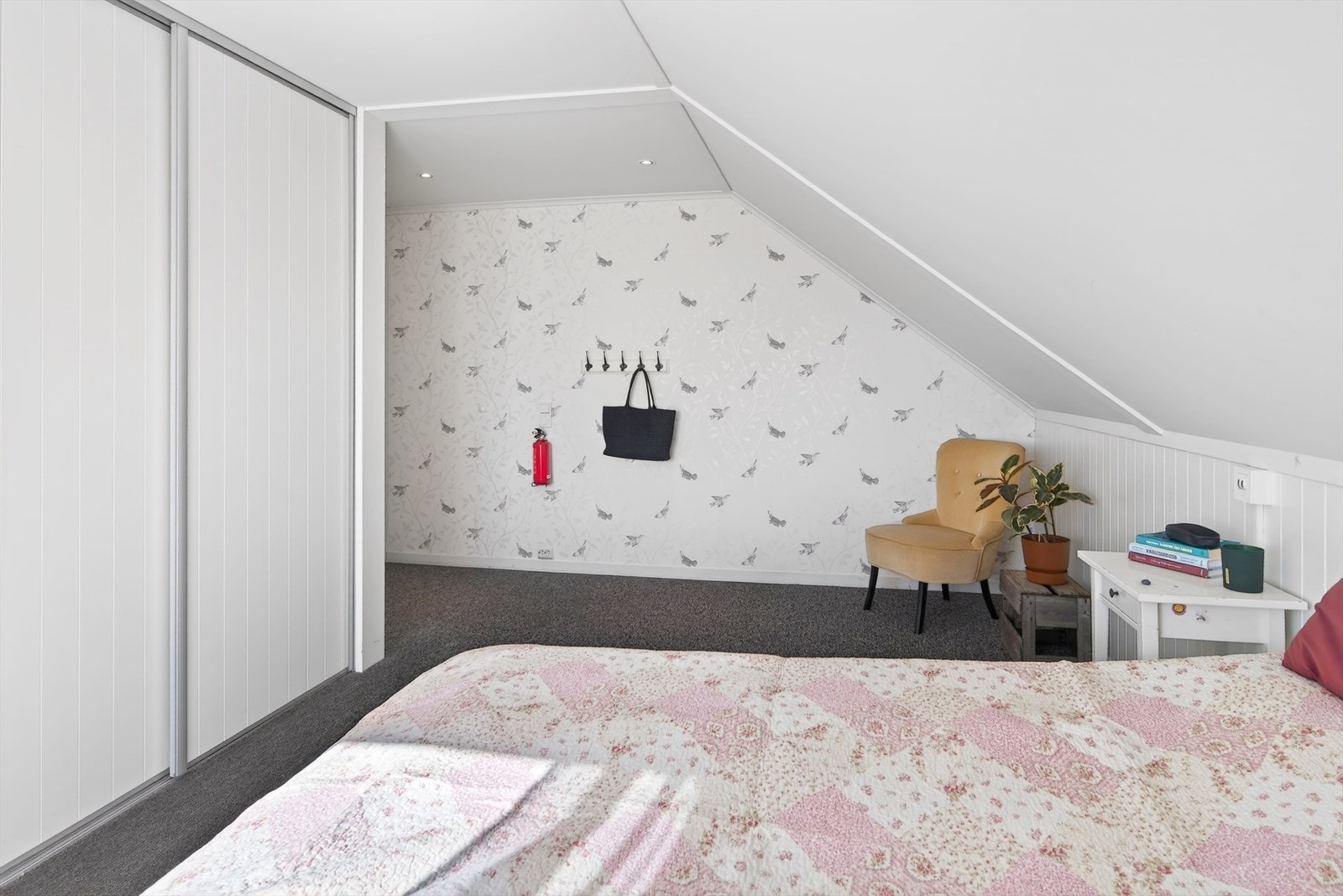 Soverom 5 har egen skyvedørsgarderobe Galleribilde