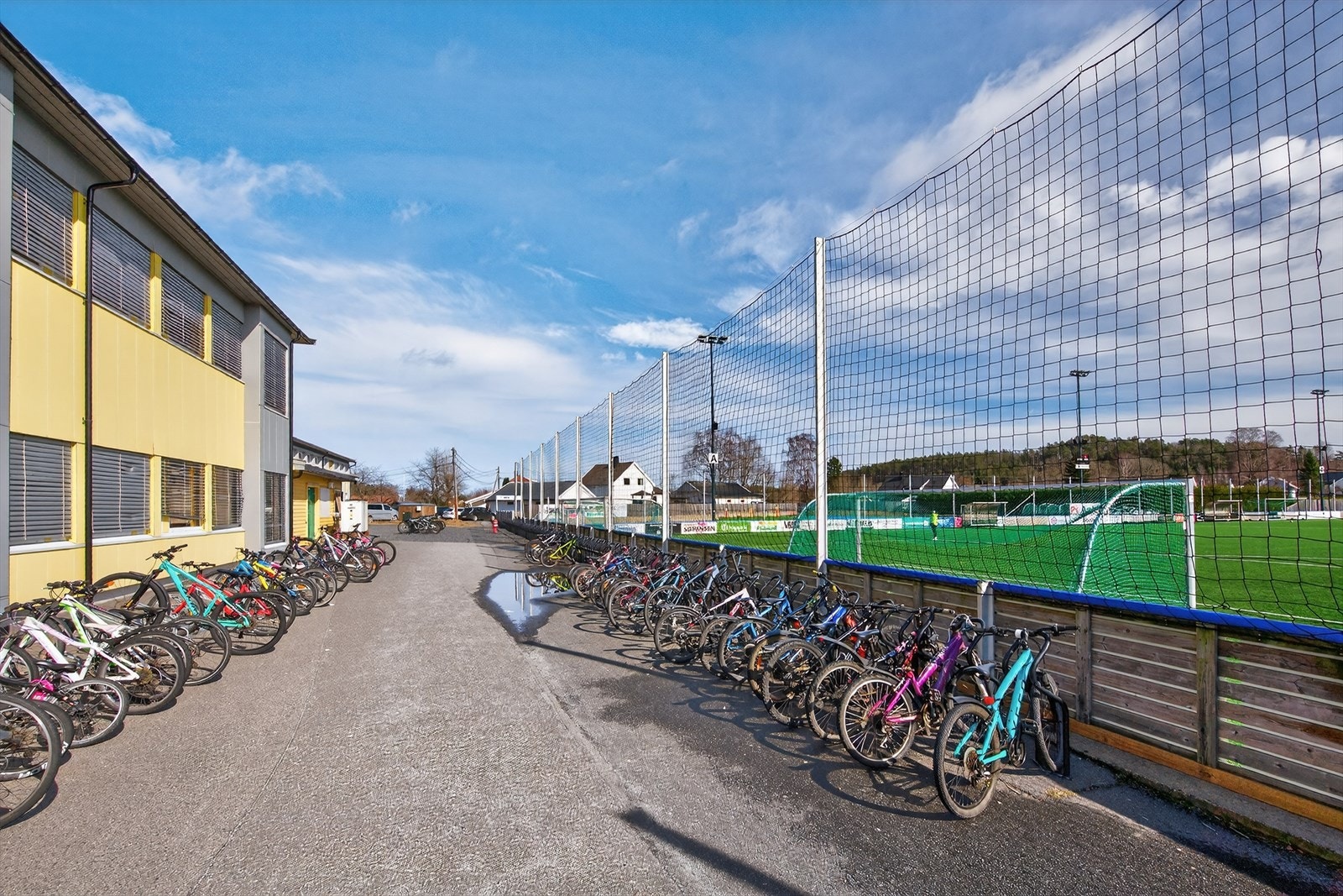 Eiendommen ligger like ved Landvik skole Galleribilde