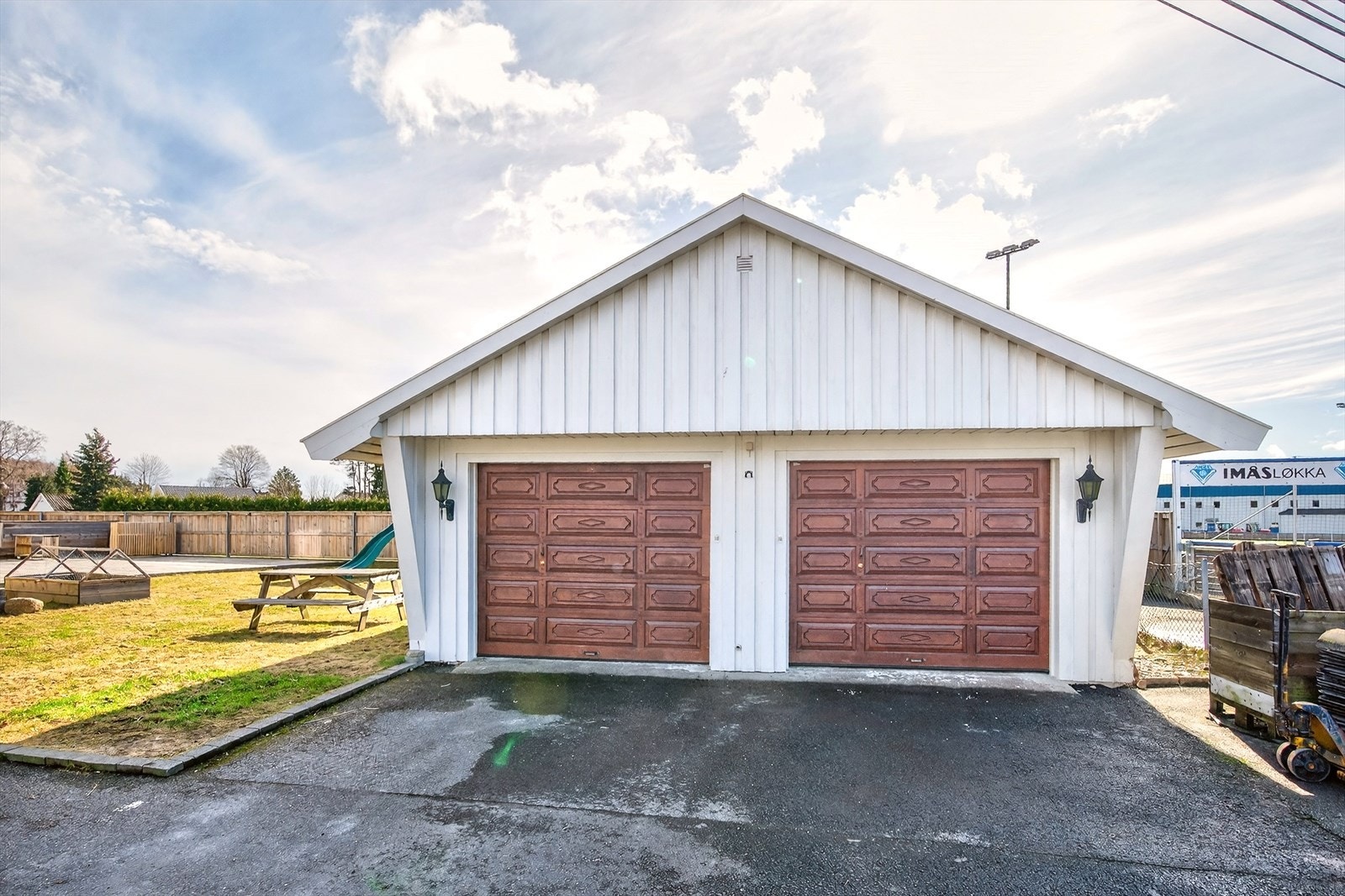 Innholdsrik dobbel garasje på 60 m2 med både musikkrom og kontordel Galleribilde