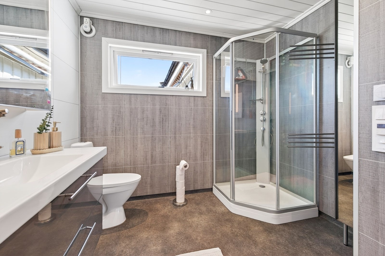 Badet i 1.et. har dusjkabinett Galleribilde