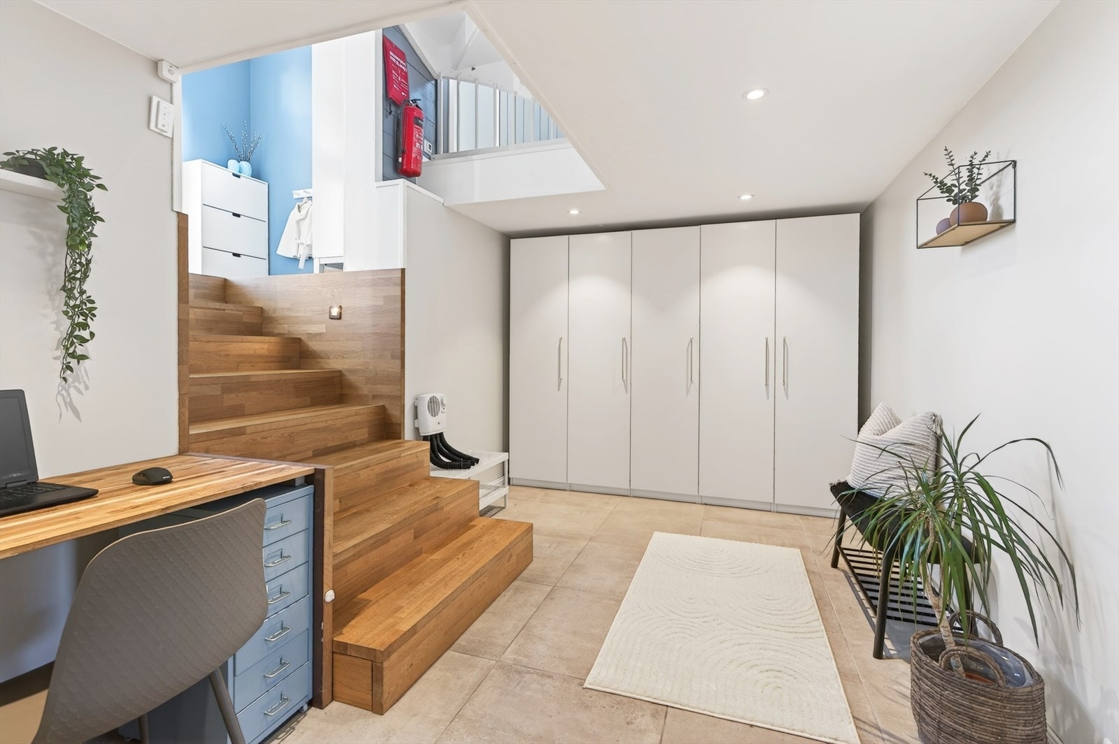 Fra inngangspartiet kommer man ned i en flislagt gang i U-etasjen med god skapplass Galleribilde