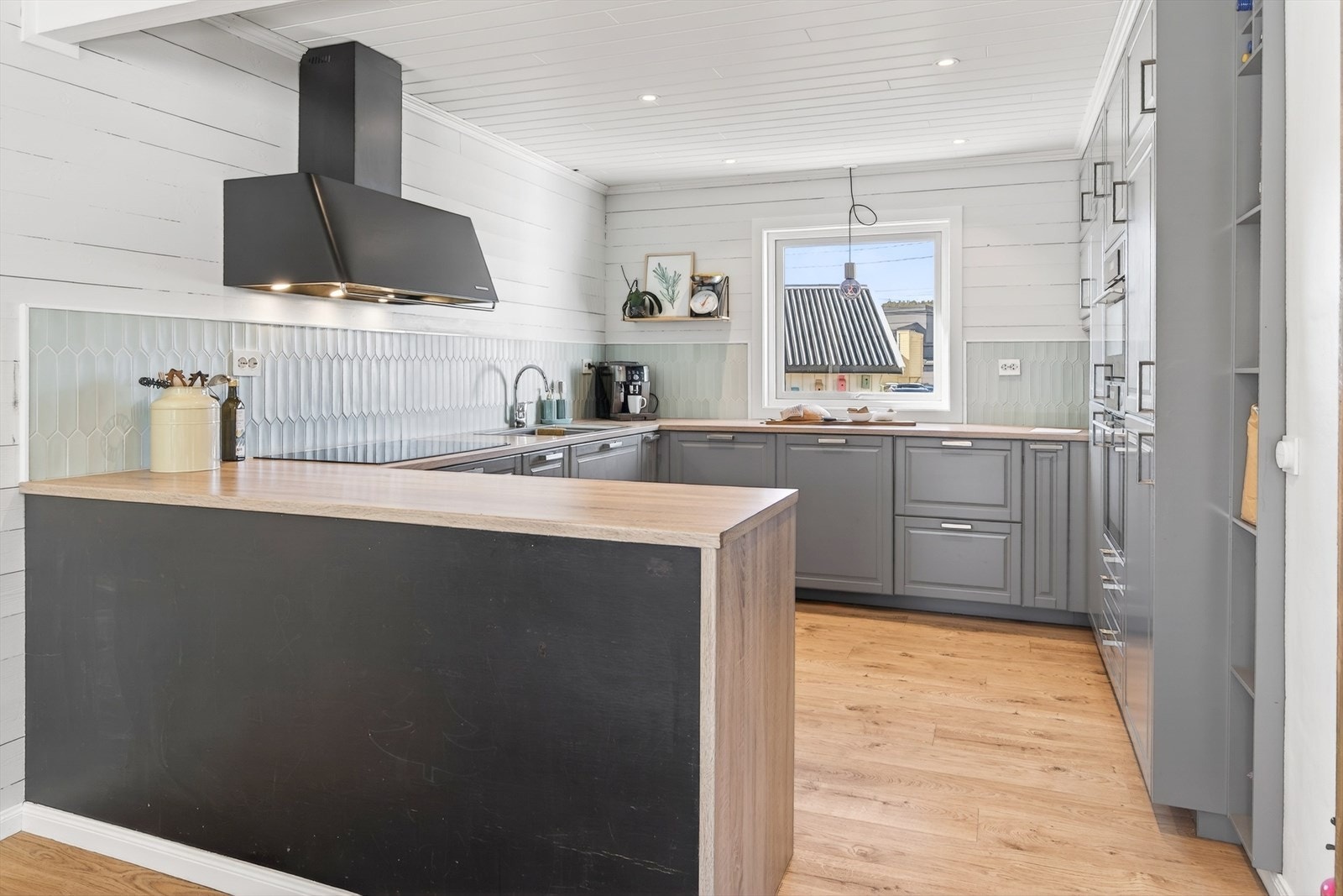 Pent kjøkken i grått fra IKEA med integrerte hvitevarer Galleribilde