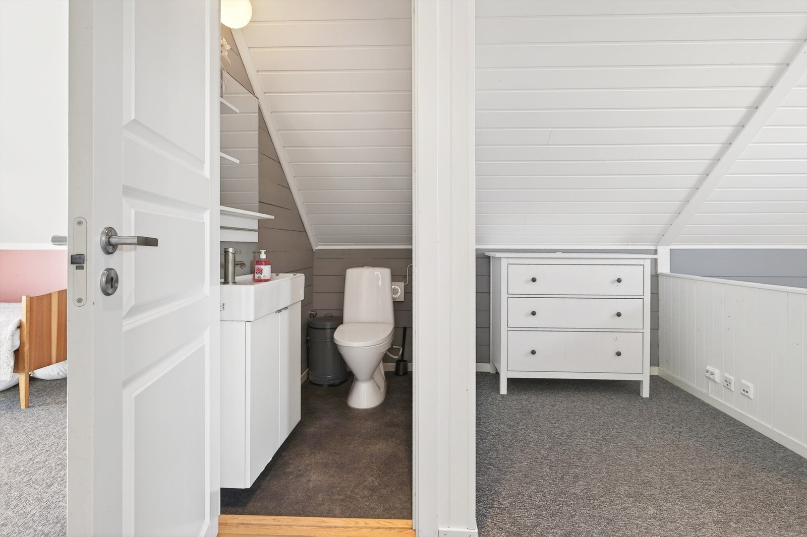 Praktisk med eget toalettrom i tilknytning til soverommene Galleribilde