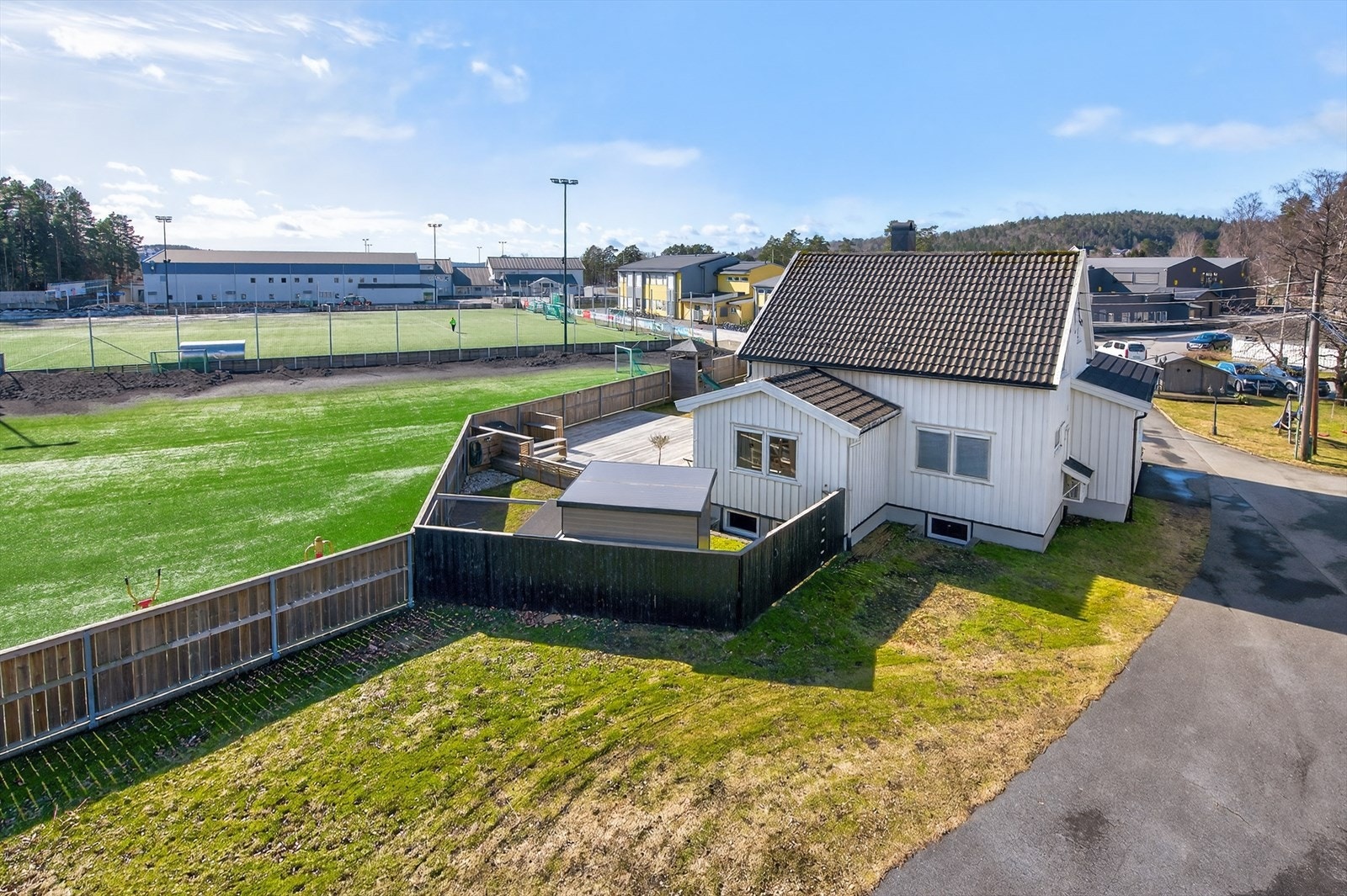 Eiendommen grenser inn mot idrettsanlegget Galleribilde