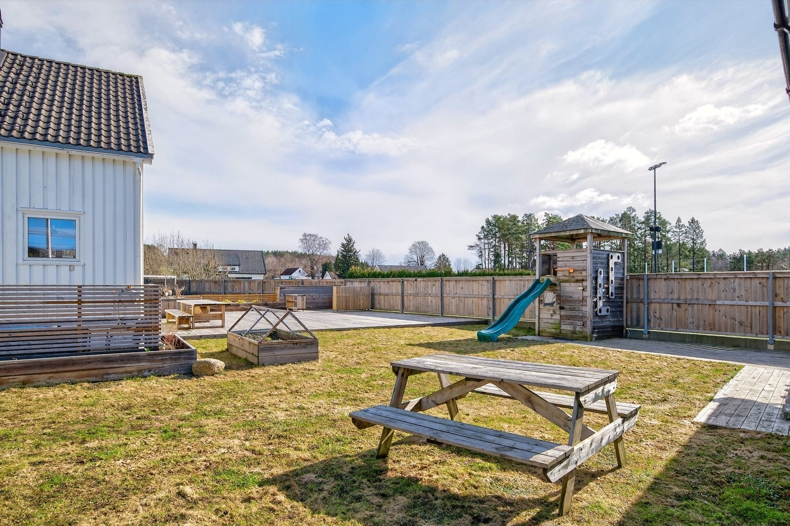 Det er stor aktivitetsplass på tomten Galleribilde