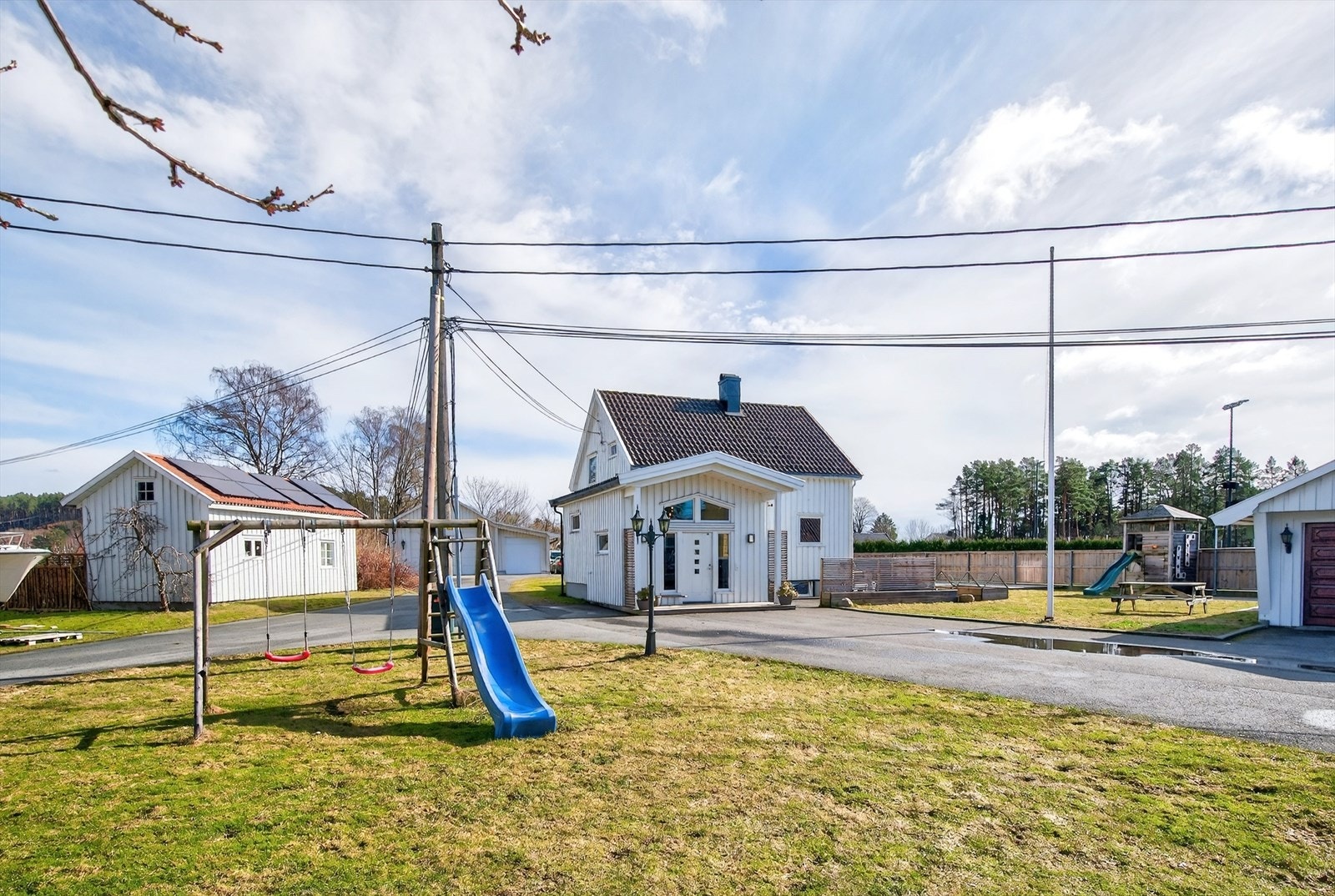 Frittliggende enebolig med stor tomt Galleribilde