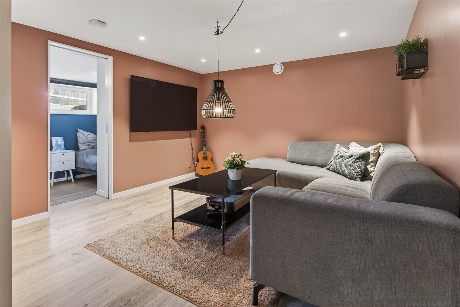 TV-stua i U-etasjen gir adkomst til de to soverommene her Galleribilde