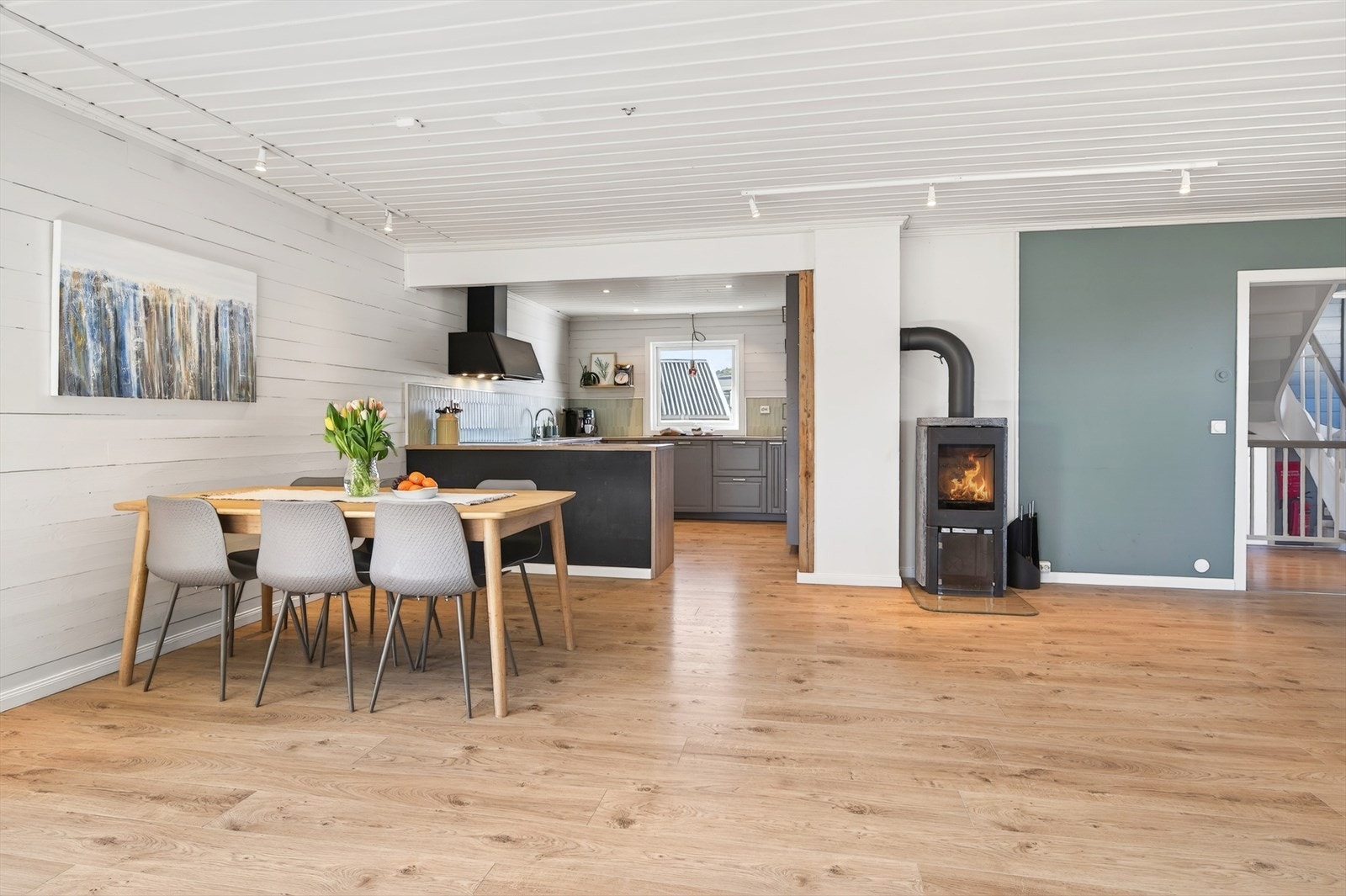 Delvis åpen løsning inn mot kjøkkenet Galleribilde