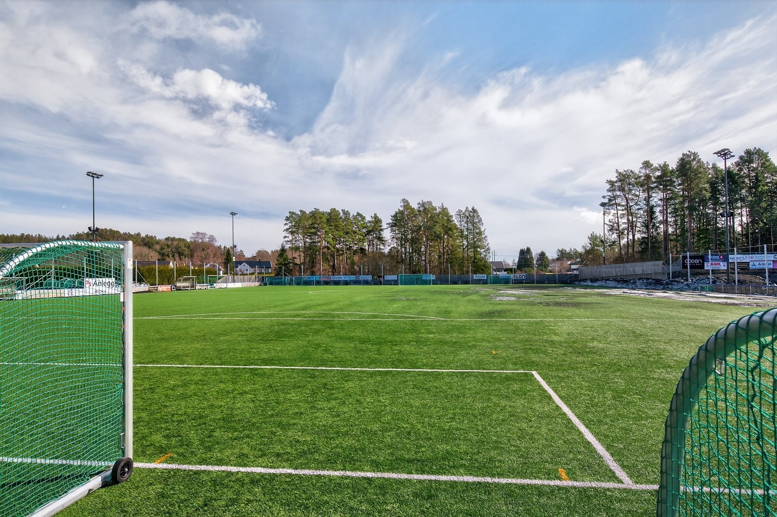 Idrettsanlegget ved Landvik skole grenser inn mot eiendommen Galleribilde