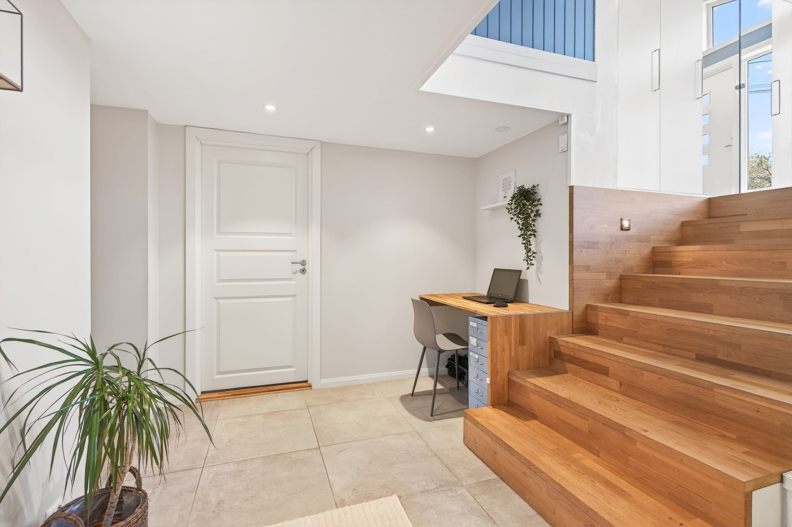 Bred og fin trapp ned til U-etasjen Galleribilde