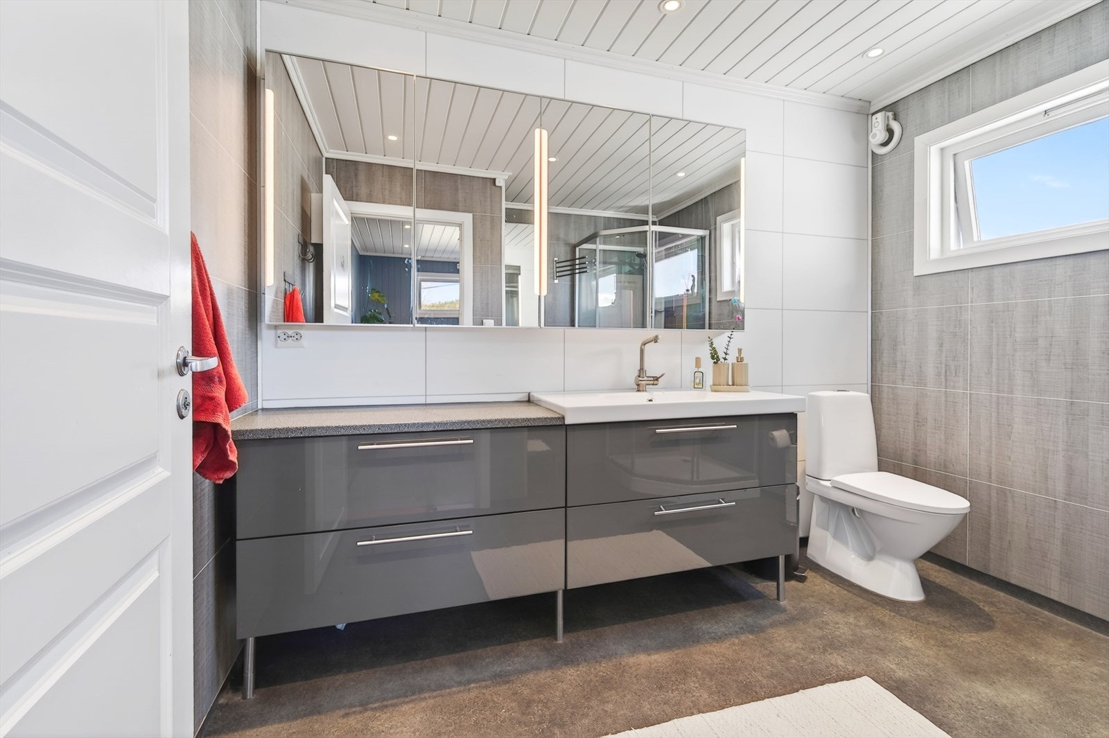 Stor baderomsinnredning, våtromsplater og belegg på gulv med varmekabel på badet i 1.et. Galleribilde