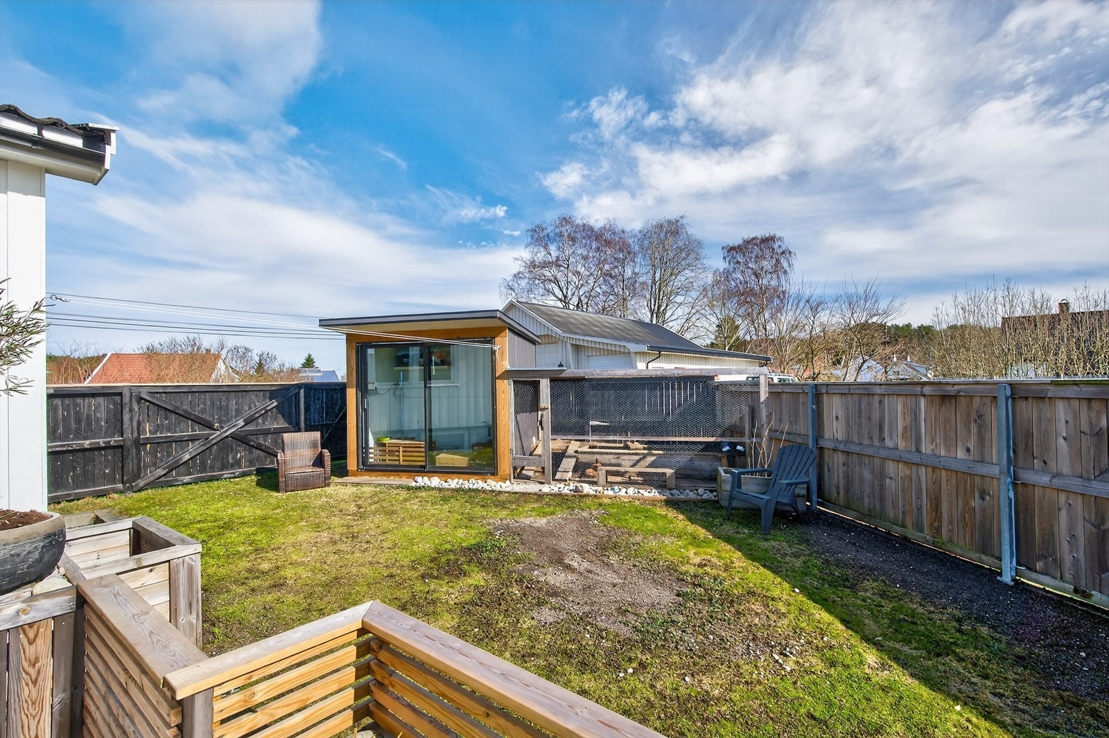 På denne eiendommen har også kjæledyrene sin egen bolig og uteområde Galleribilde