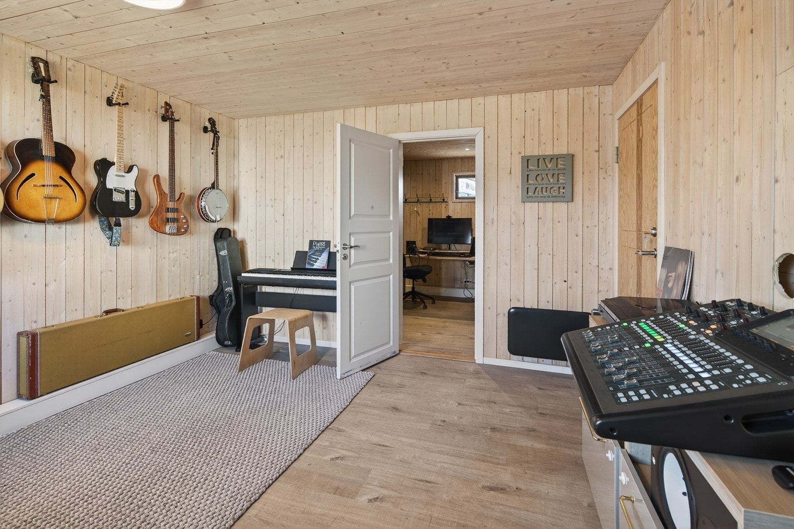 Fra musikkrommet er det adkomst til kontoret Galleribilde