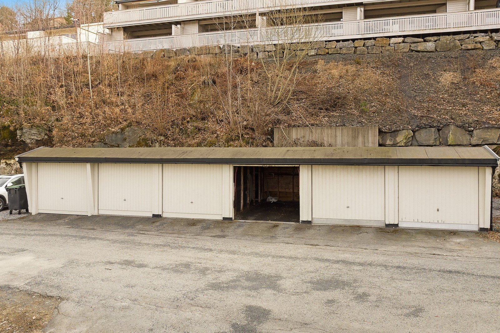 Plass for 3 biler ved leiligheten + fellesparkering for borettslaget i umiddelbar nærhet. Borettslaget disponerer også garasjeplasser, som deles ut etter venteliste. Galleribilde