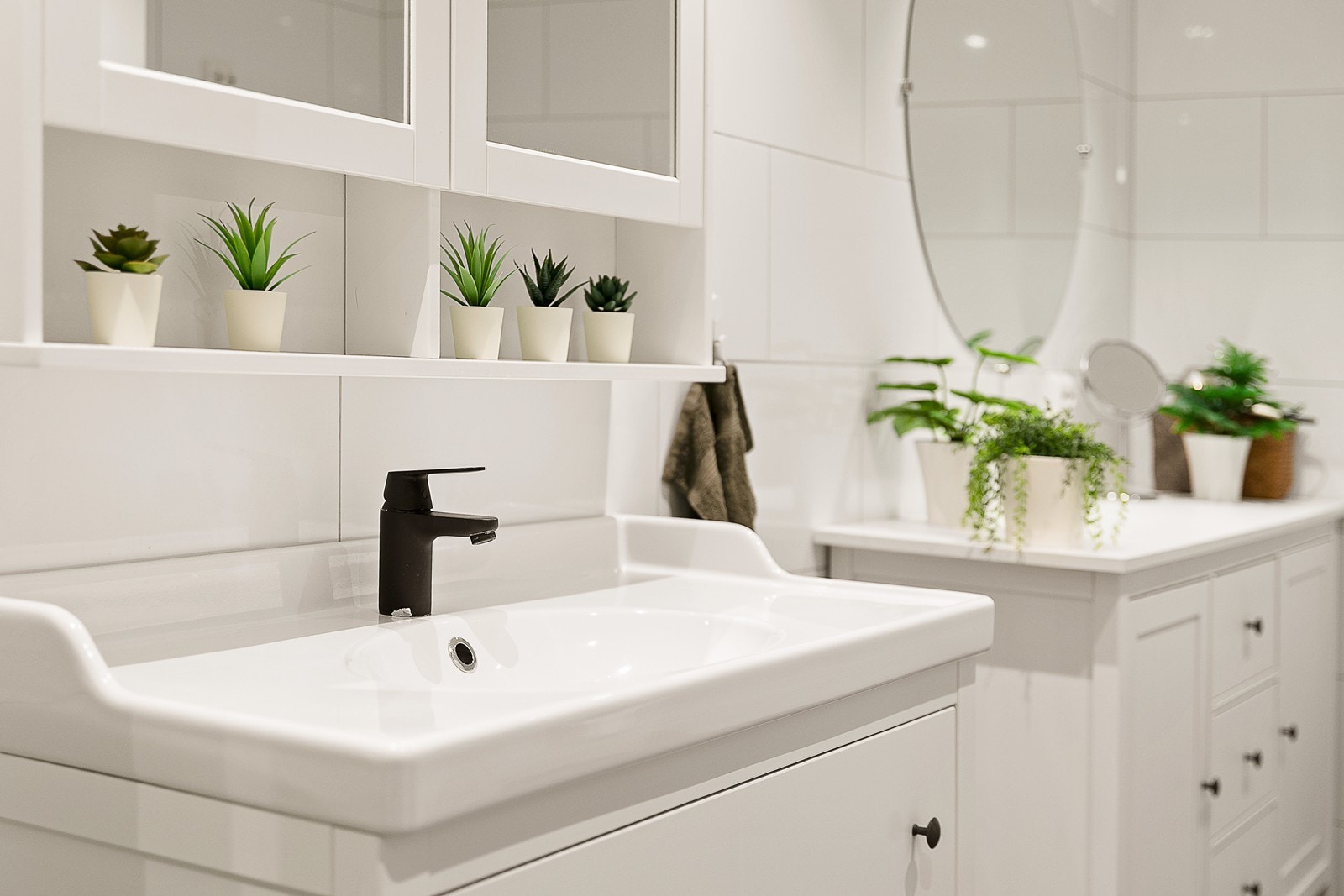 Badet inneholder håndvask med skuffer og speilskap. Skap med benk og speil. Stort dusjhjørne. Opplegg for vaskemaskin, nyere varmtvannsbereder og rør-i-rør. Galleribilde