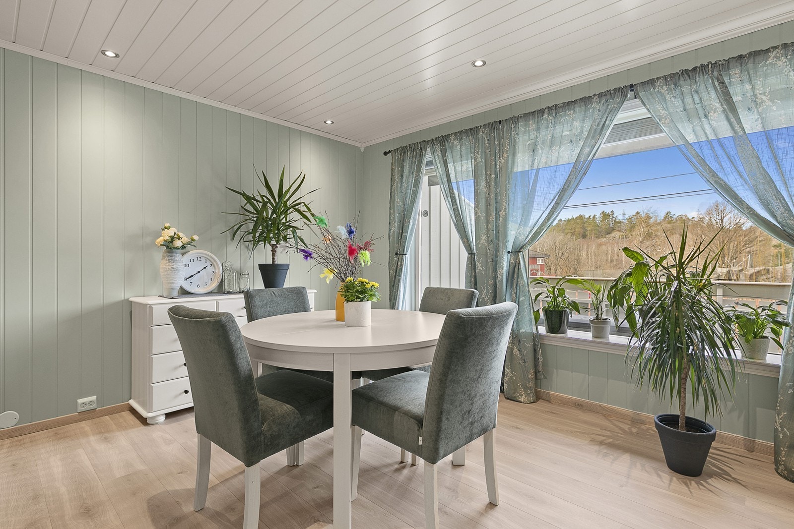 Utgang til stor veranda hvor man kan nyte sen kveldssol. Galleribilde