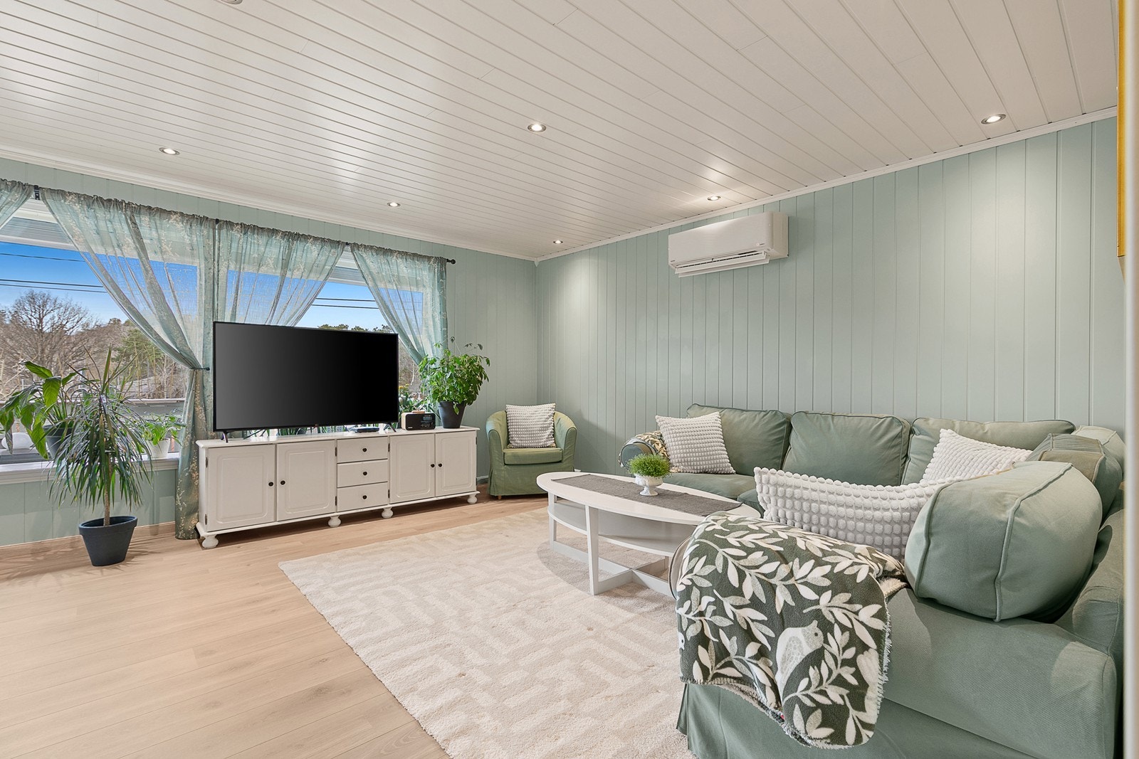 Store vinduer som gir godt med lys. Galleribilde