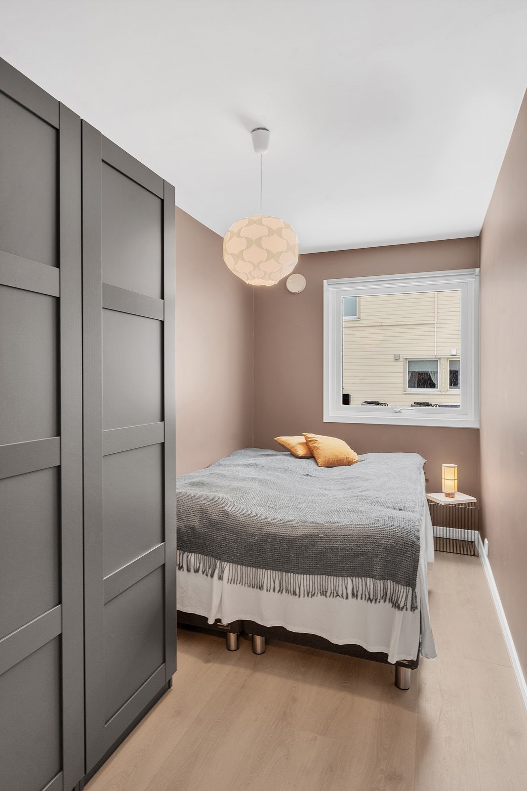 Soverom 2 fremstår som lyst og trivelig, med et gjennomført fargevalg og god størrelse. Galleribilde